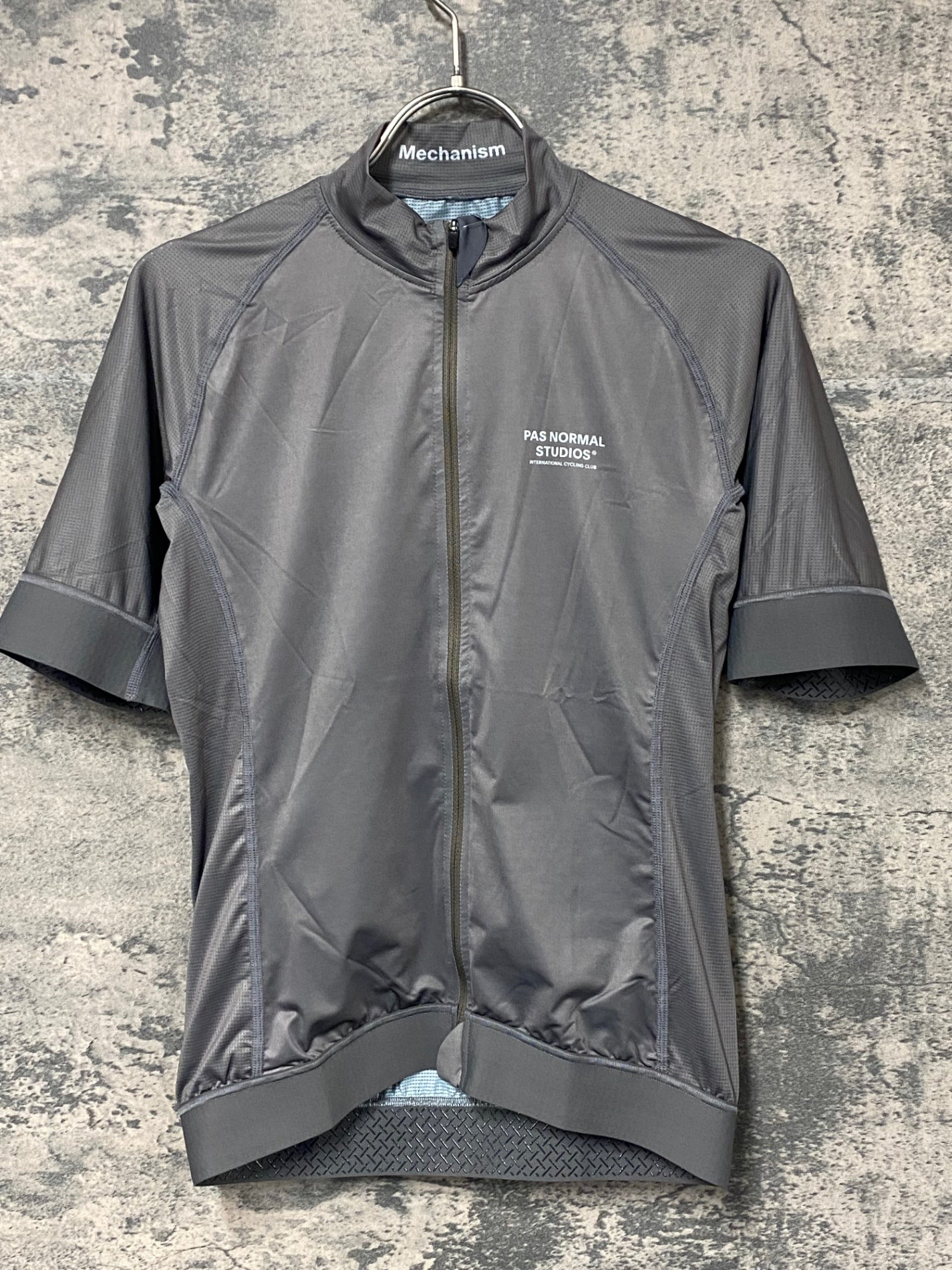 JC401 パスノーマルスタジオ Pas Normal Studios | Men's Mechanism Jersey 半袖 サイクルジャージ ミディアムグレー L