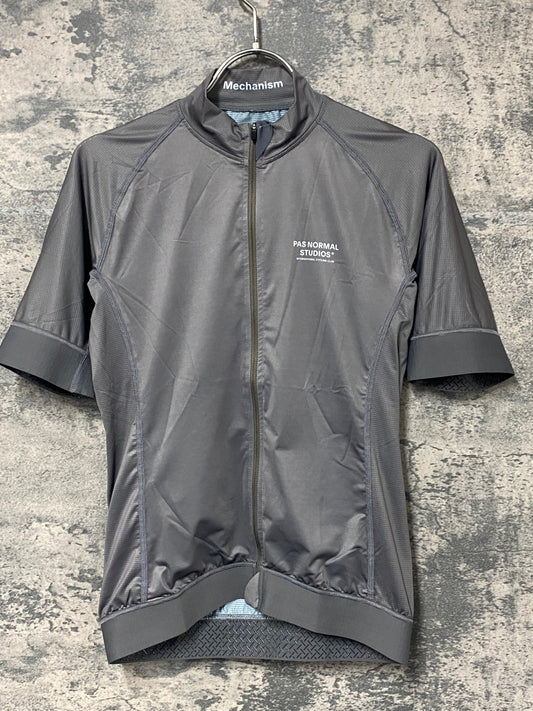 JC401 パスノーマルスタジオ Pas Normal Studios | Men's Mechanism Jersey 半袖 サイクルジャージ ミディアムグレー L