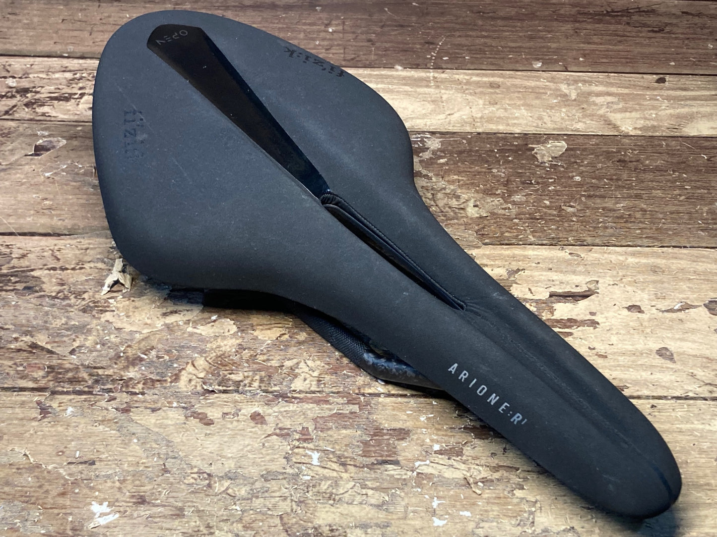 IC527 フィジーク fizik アリオネ ARIONE R1 OPEN サドル カーボン 