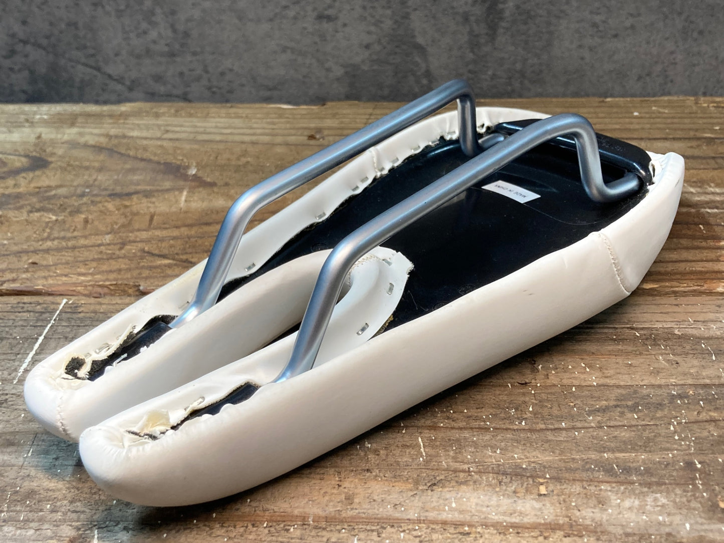 IN424 ISM PN1.1 サドル ホワイト