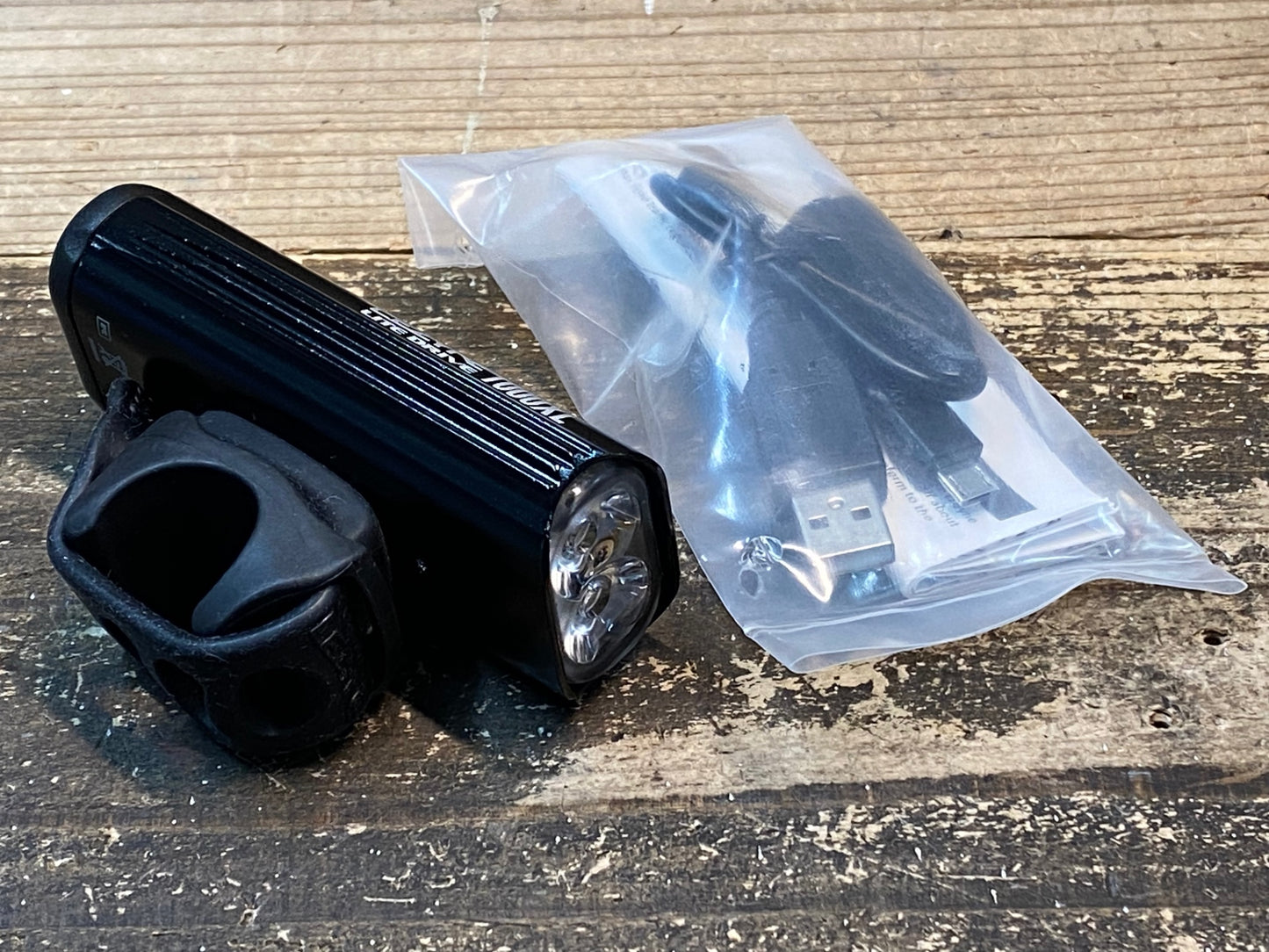 IY713 レザイン LEZYNE LITE DRIVE 1000XL フロントライト 黒 点灯確認済