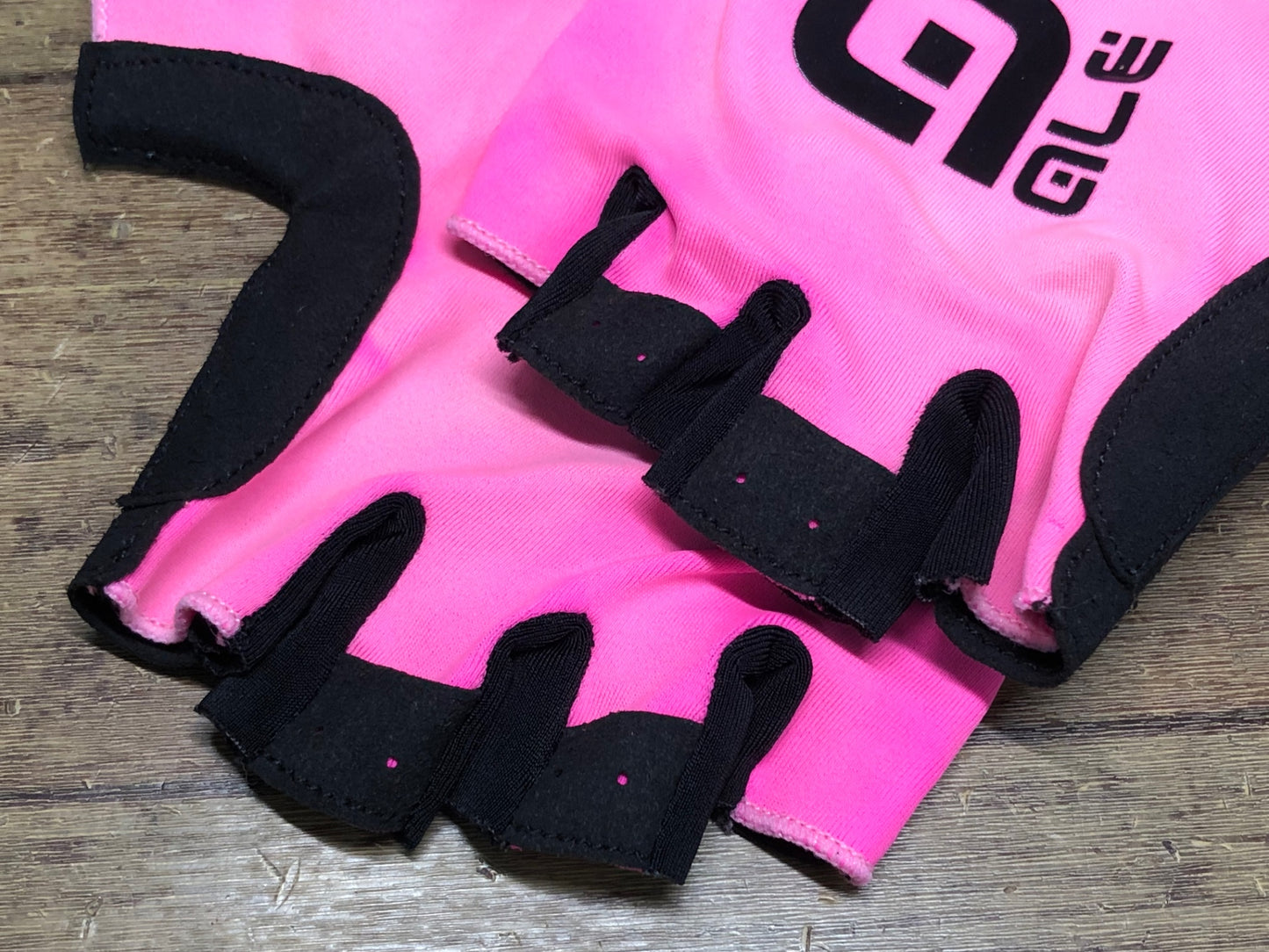 JB351 アレ ALE VELOCISSIMO 指切り グローブ ピンク 黒 M