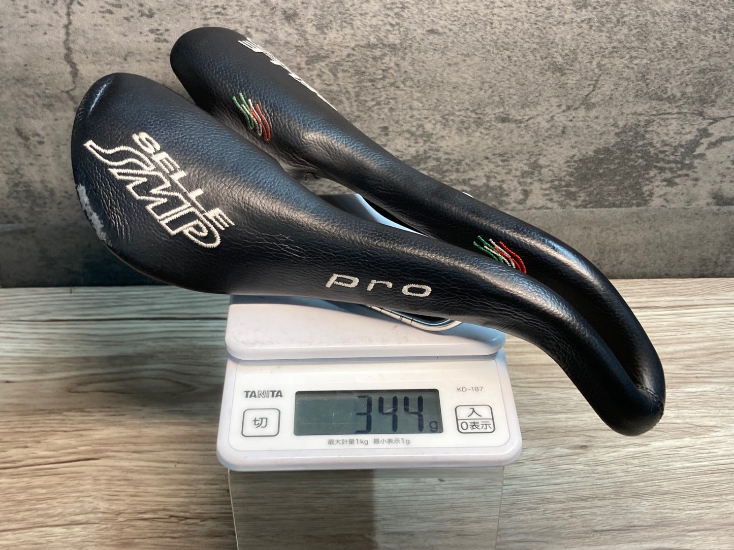 IX300 SELLE SMP PRO サドル 黒 INOXレール
