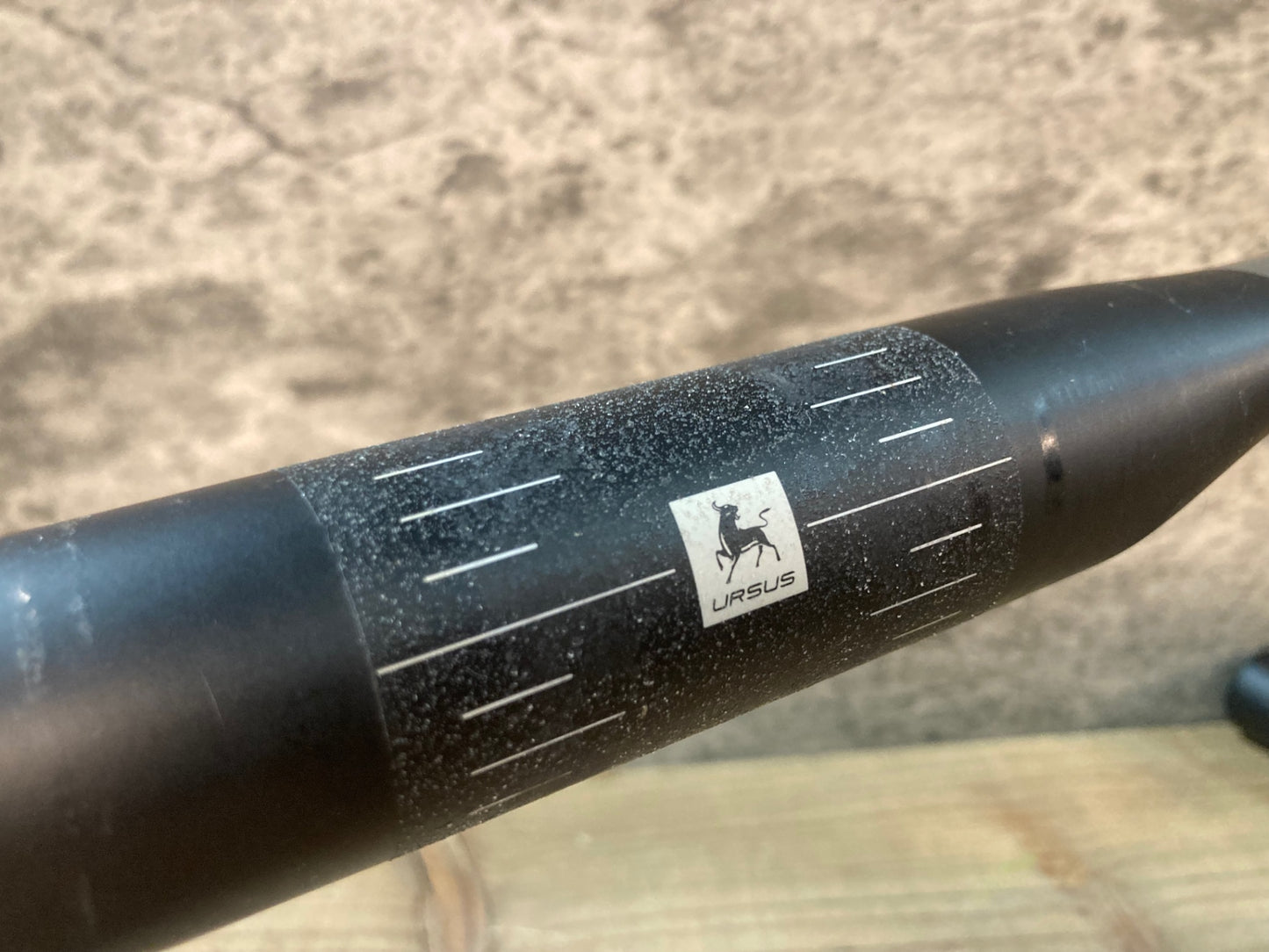 IO374 ウルサス URSUS MAGNUS H700 カーボン ドロップハンドル エンド C-C 420mm ・レバー固定部凹みのためジャンク