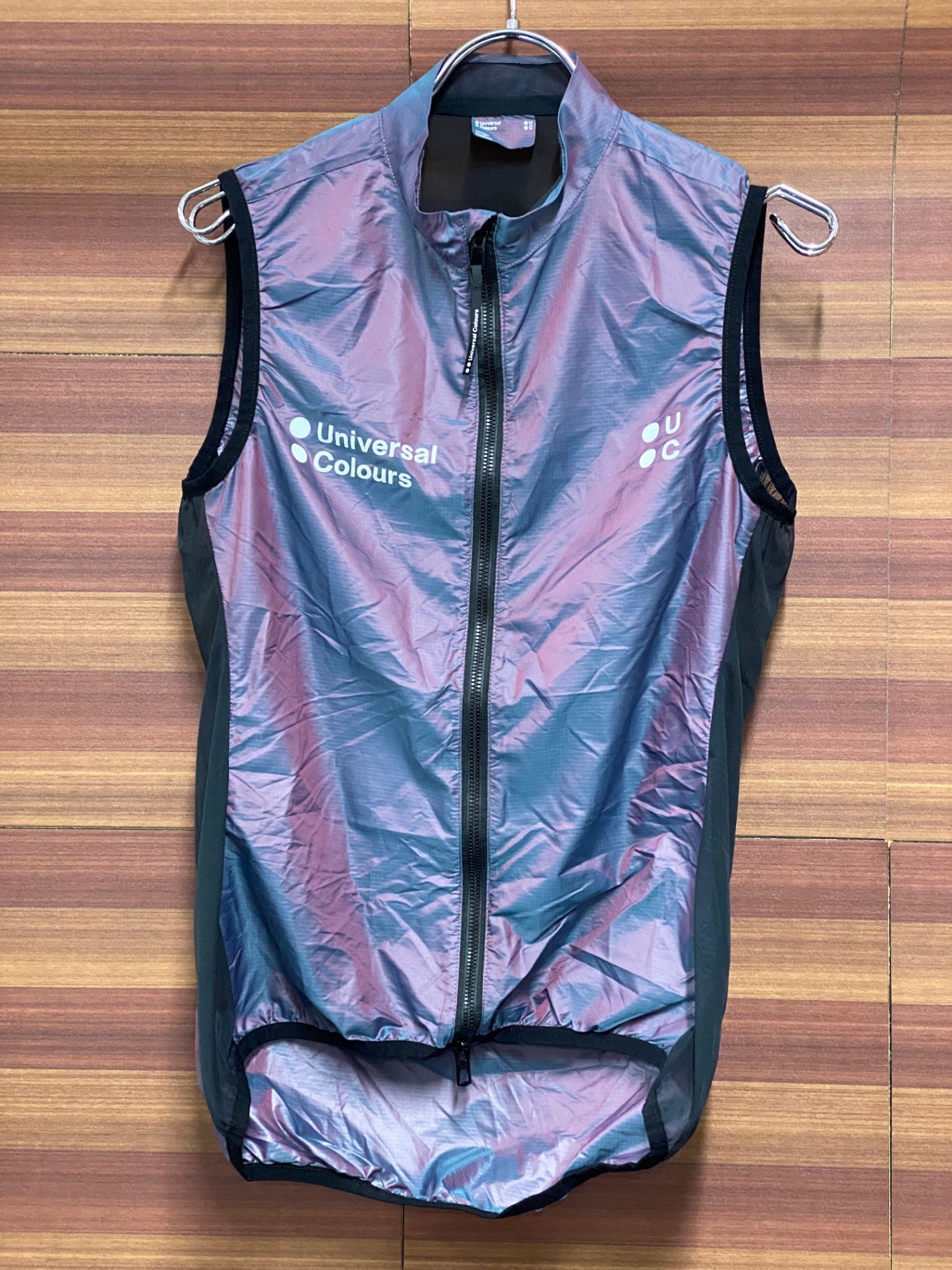 IU213 ユニバーサルカラーズ Universal Colours サイクルベスト ジレ Iridencent Green/Red M