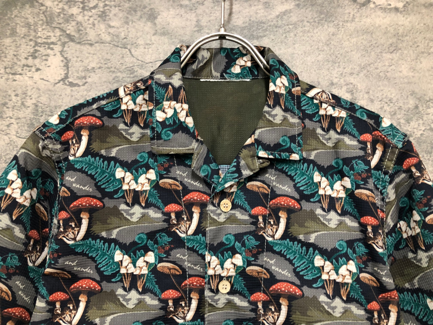 IY018 アンドワンダー and wander 半袖 ドライ アロハシャツ グレー 緑 総柄 S-M相当