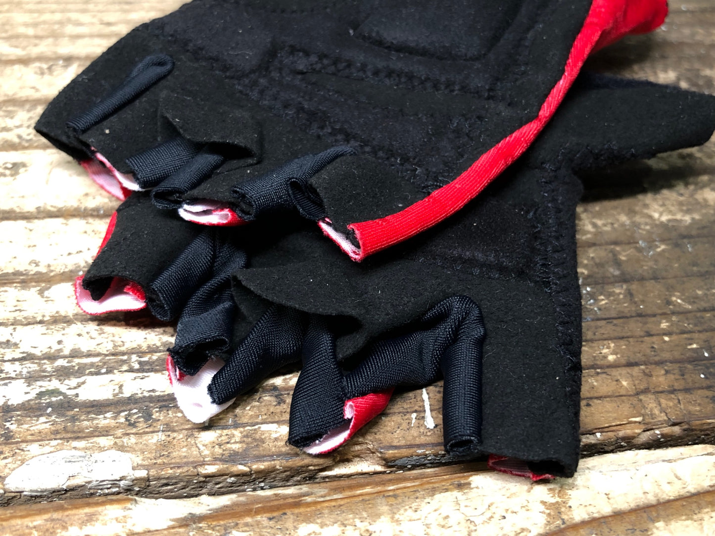 JB583 ラパッション la PASSIONE 指切り グローブ 黒 赤 S