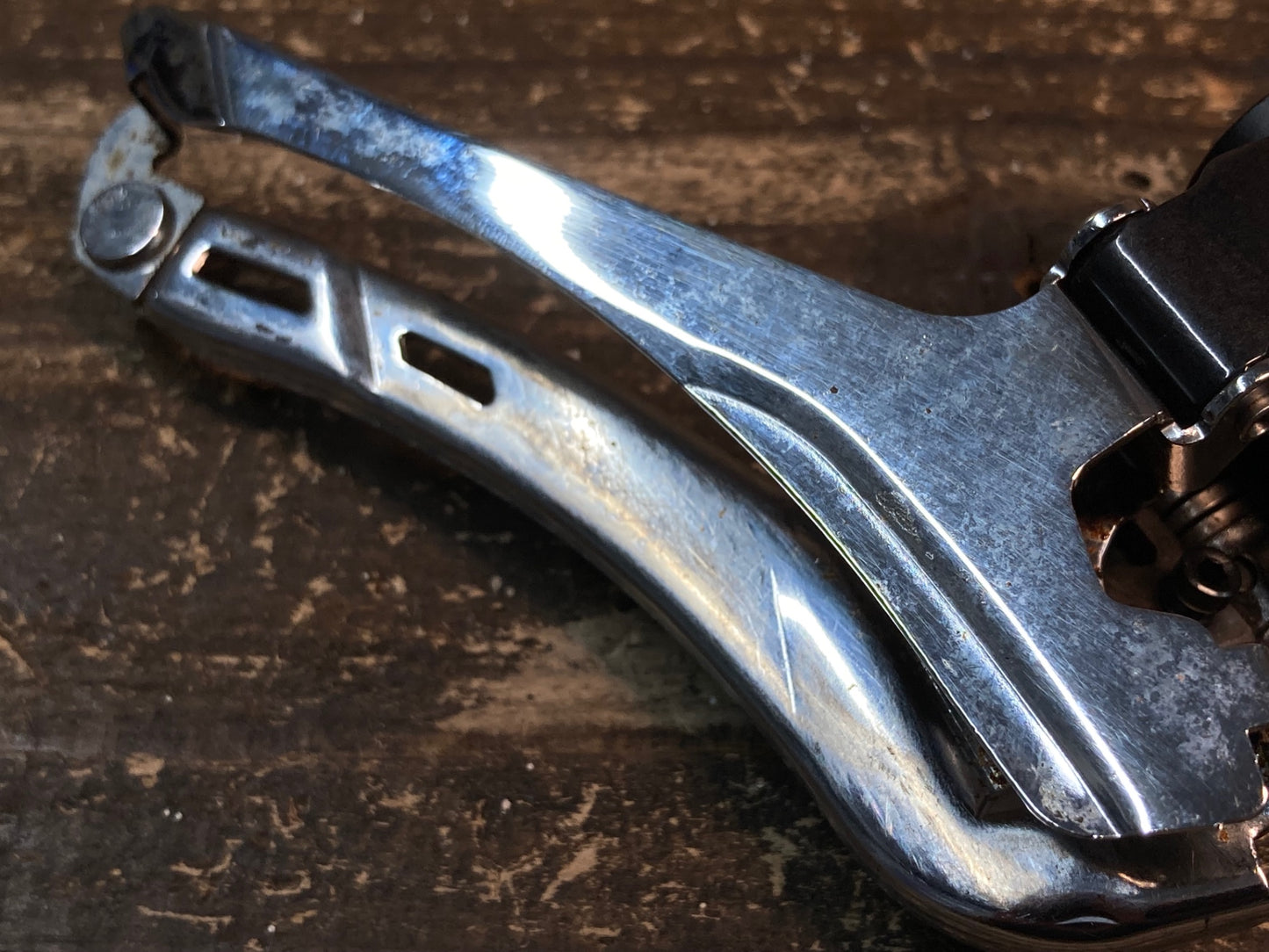 IU931 シマノ SHIMANO アルテグラ ULTEGRA FD-6870 フロントディレイラー 2S 直付け 電動 Di2 錆大