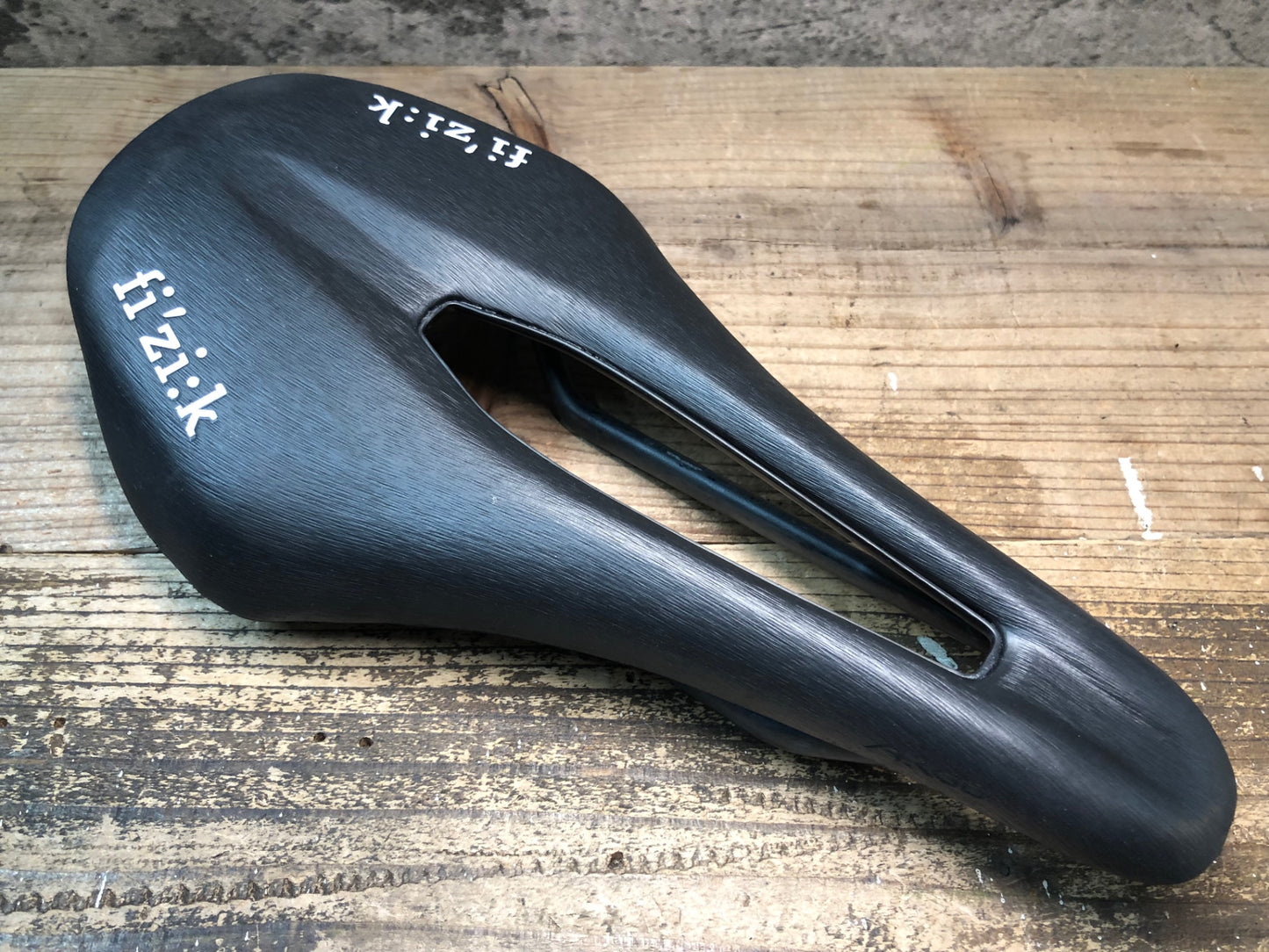 JB741 フィジーク fizik ヴェント Vento ARGO 00 Mobius カーボンレール サドル 黒 140mm