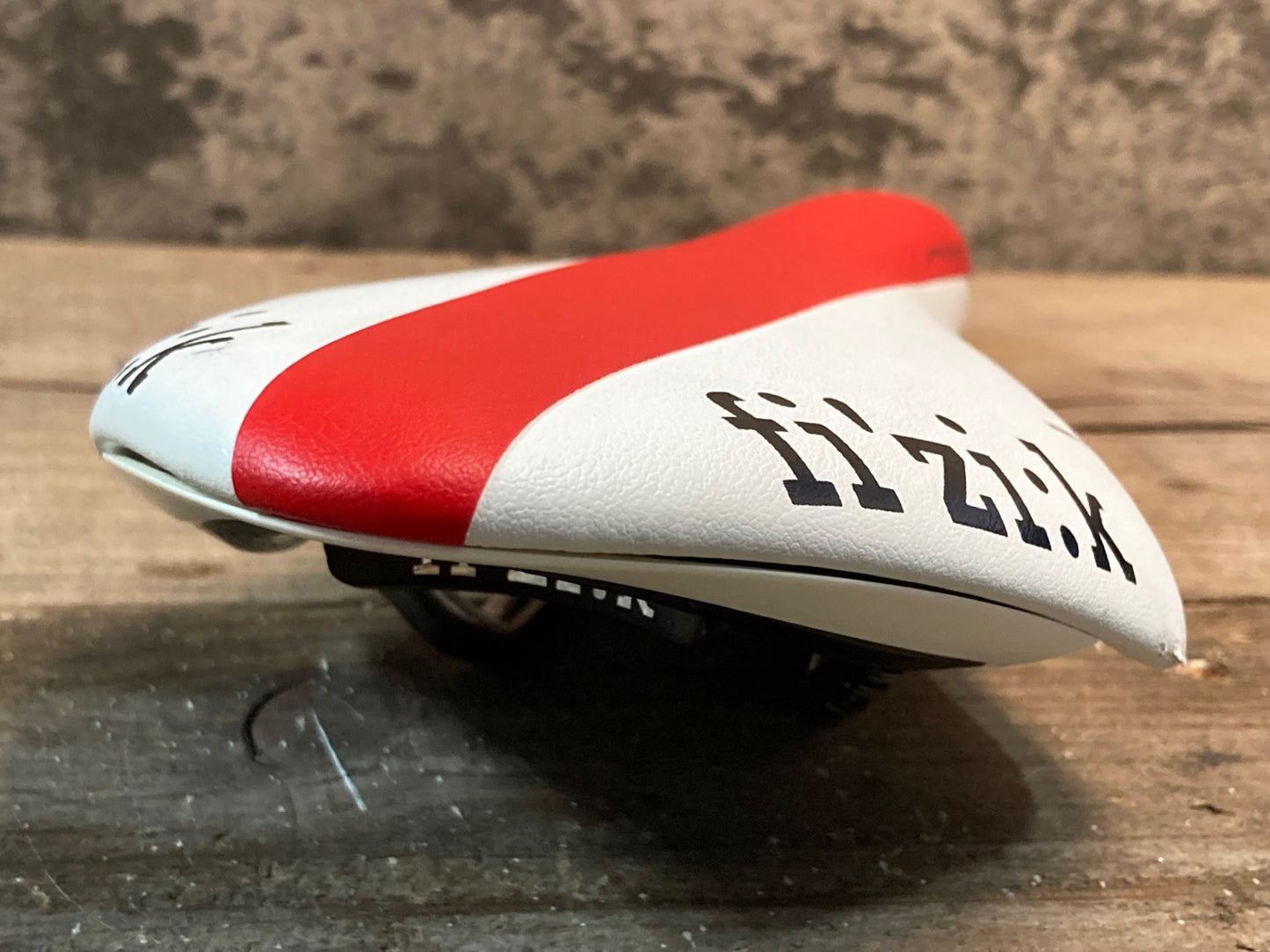 IO859 フィジーク fizik アリオネ ARIONE R5 サドル 白赤 125mm kiumレール