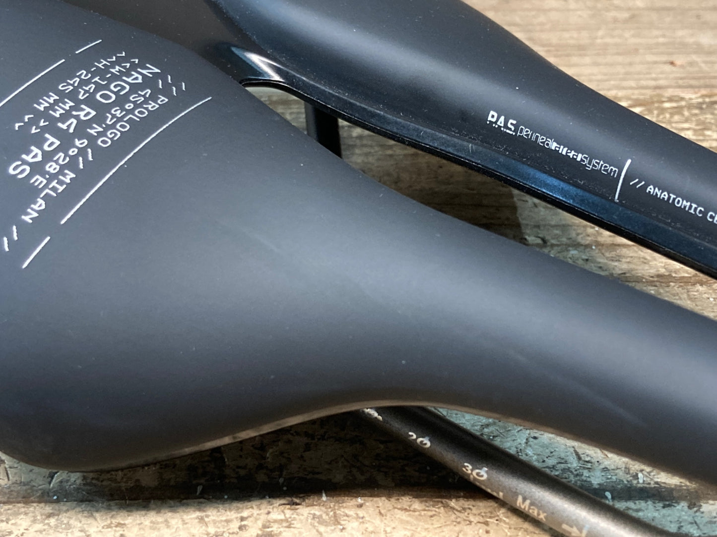 IY527 プロロゴ prologo NAGO R4 PAS サドル 黒 147mm TiroXレール