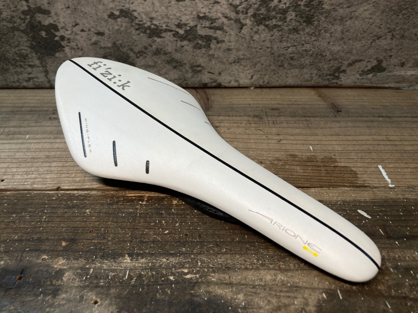 IM401 フィジーク fizik アリオネ Arione 00 サドル 白 MOBIUS カーボンレール 128mm