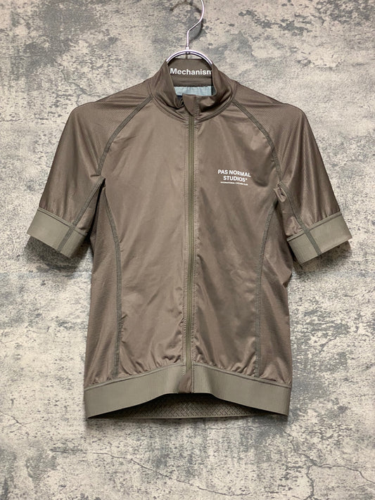 JC400 パスノーマルスタジオ Pas Normal Studios | Men's Mechanism Jersey 半袖 サイクルジャージ ミディアムグレー M