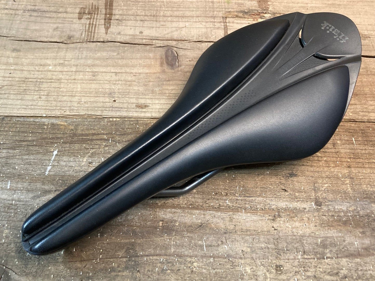 IO858 フィジーク fizik アリオネ ARIONE R3 ヴァーサス VERSUS evo サドル 黒 REGULAR 128mm kiumレール