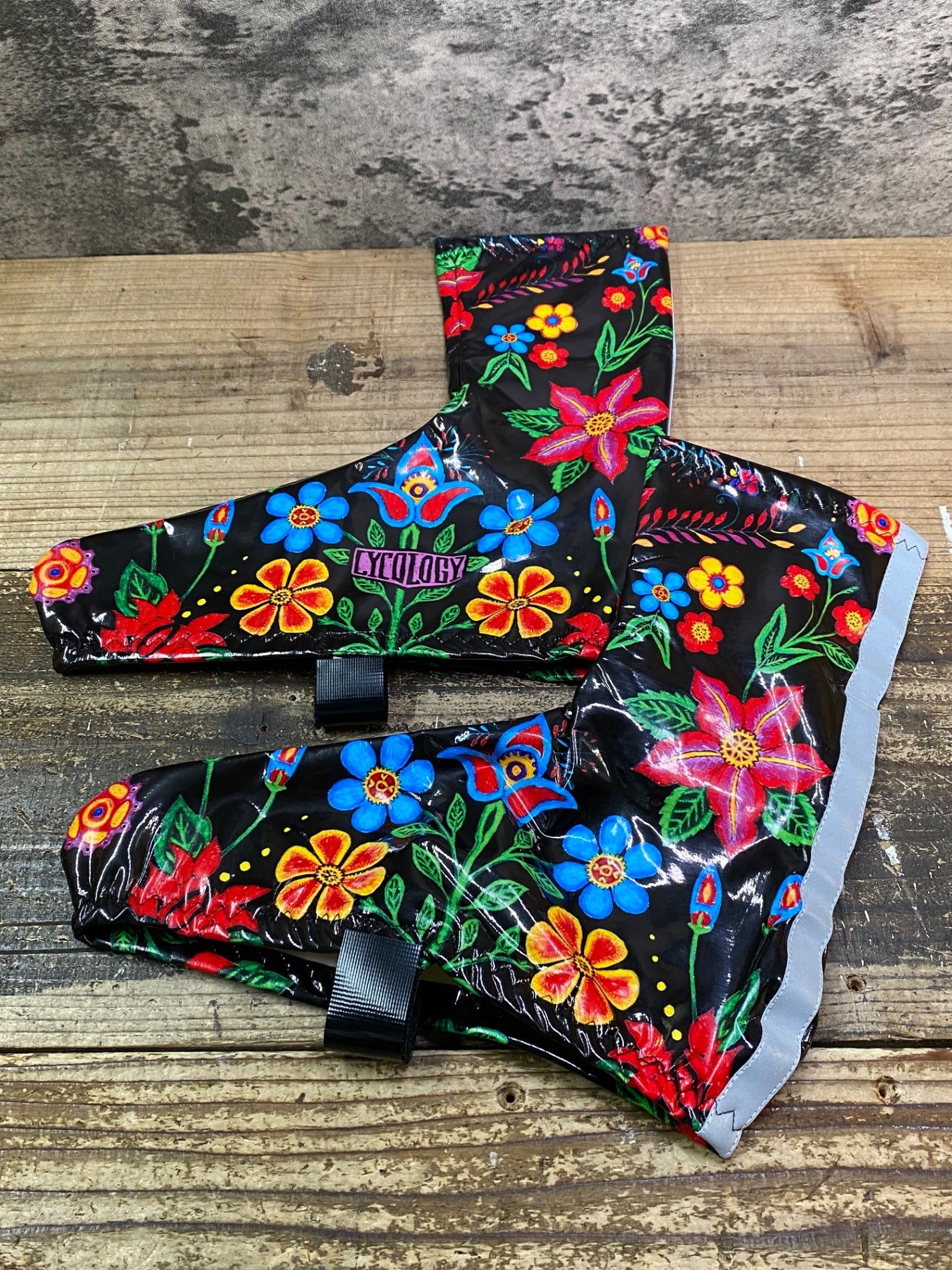 JC854 サイコロジー CYCOLOGI シューズカバー 黒 花柄 M エナメル 裏起毛