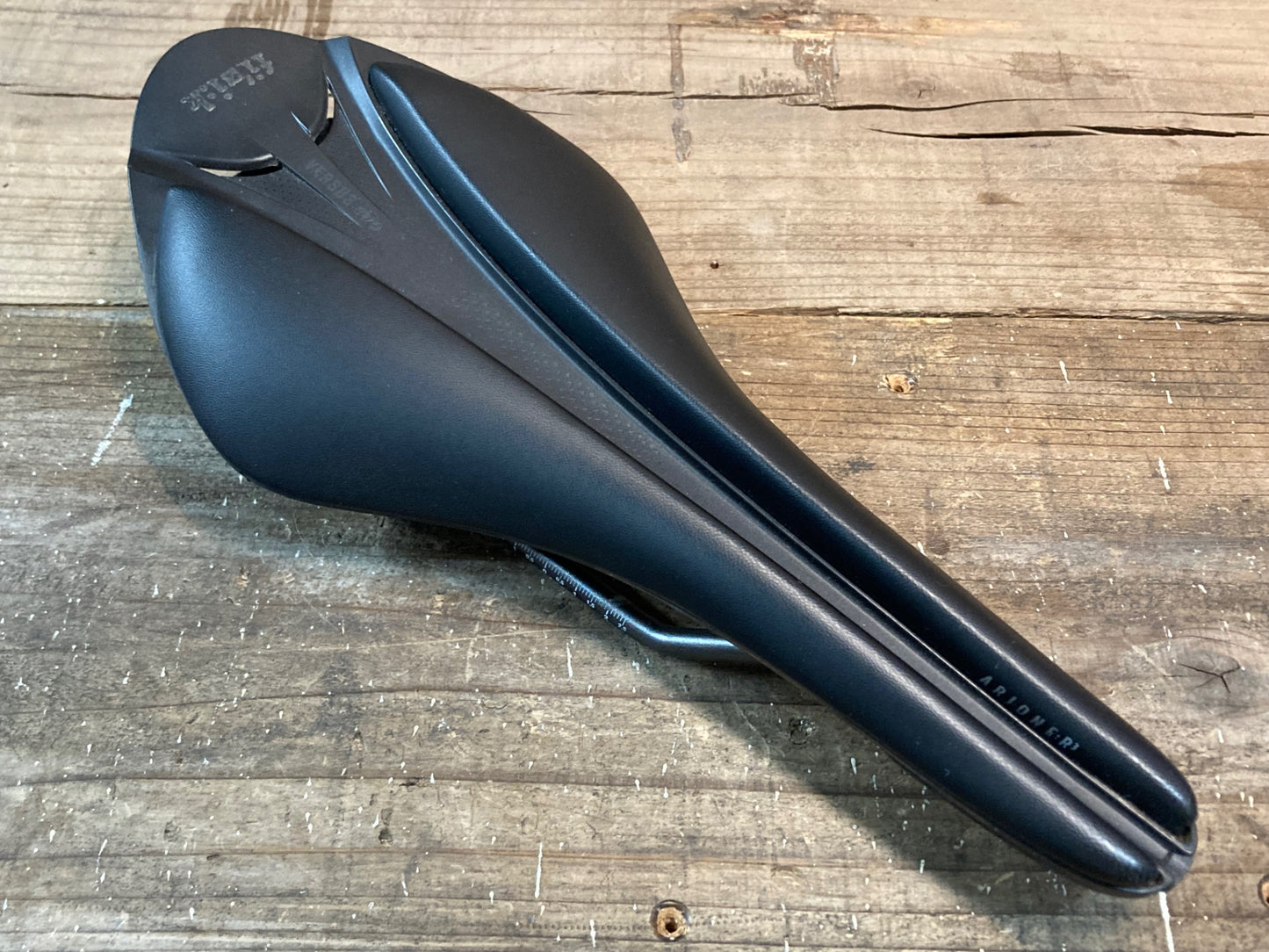 IO858 フィジーク fizik アリオネ ARIONE R3 ヴァーサス VERSUS evo サドル 黒 REGULAR 128mm kiumレール