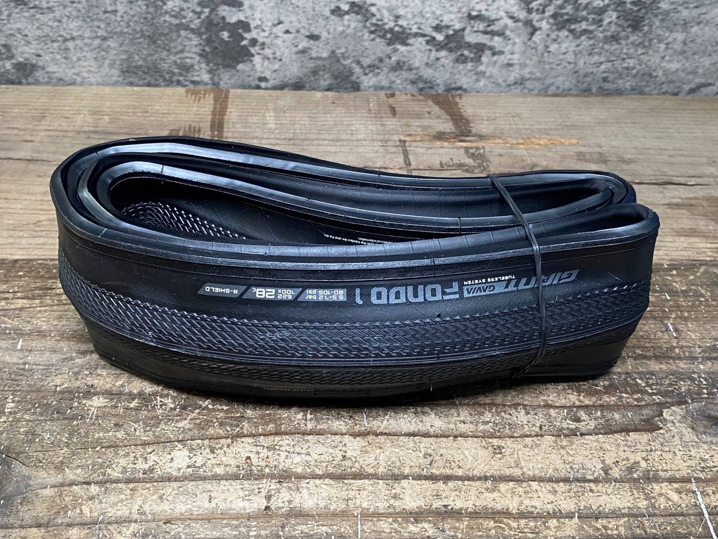 IV702 ジャイアント GIANT GAVIA FONDO 1 700x28C タイヤ