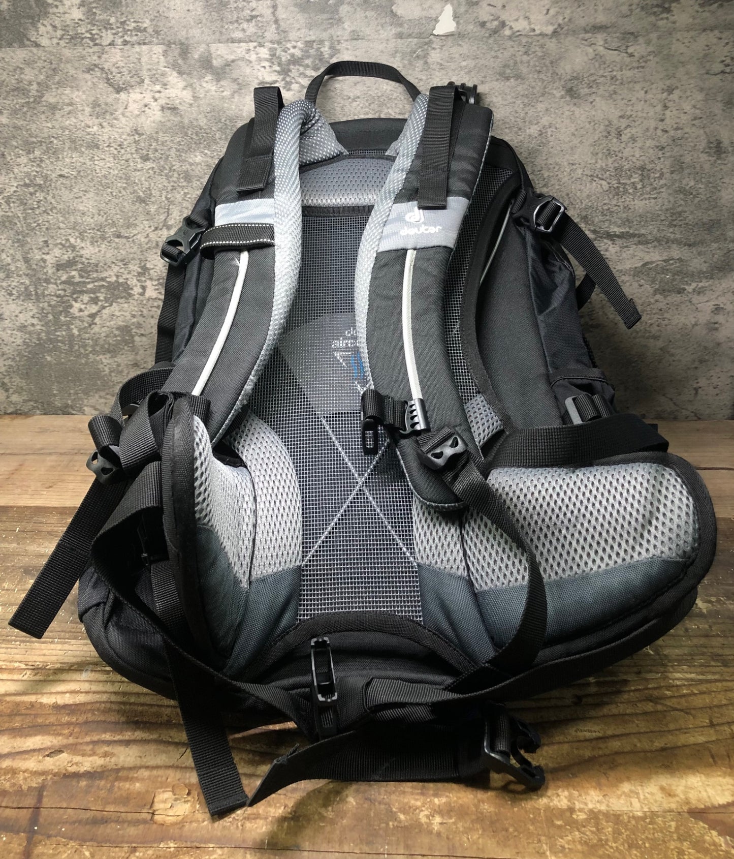IW797 ドイター deuter フューチュラ FUTURA 22 リュック バックパック 黒 グレー