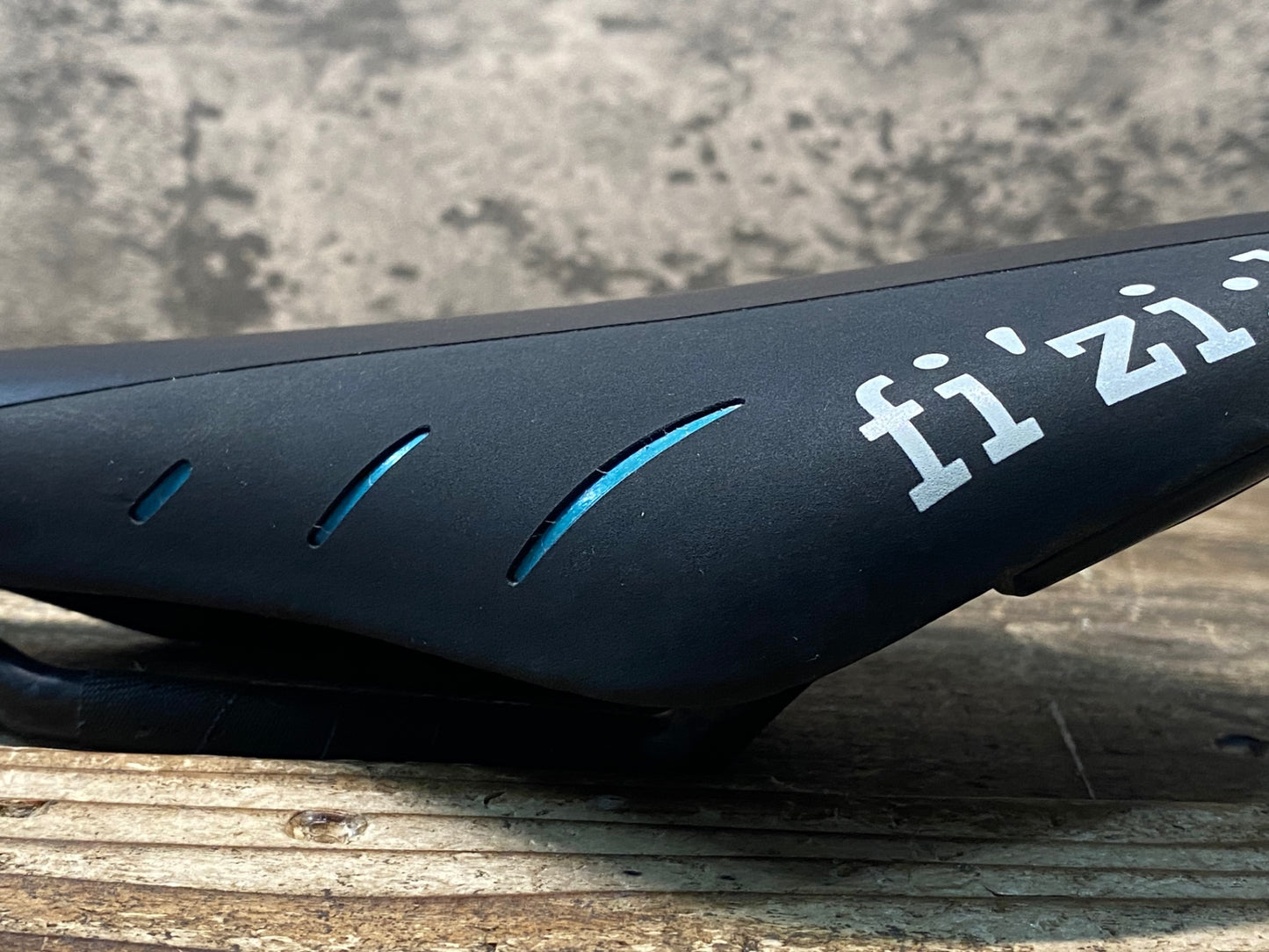 IW564 フィジーク fizik アリオネ ARIONE R1 REGULAR サドル BRAIDED カーボンレール