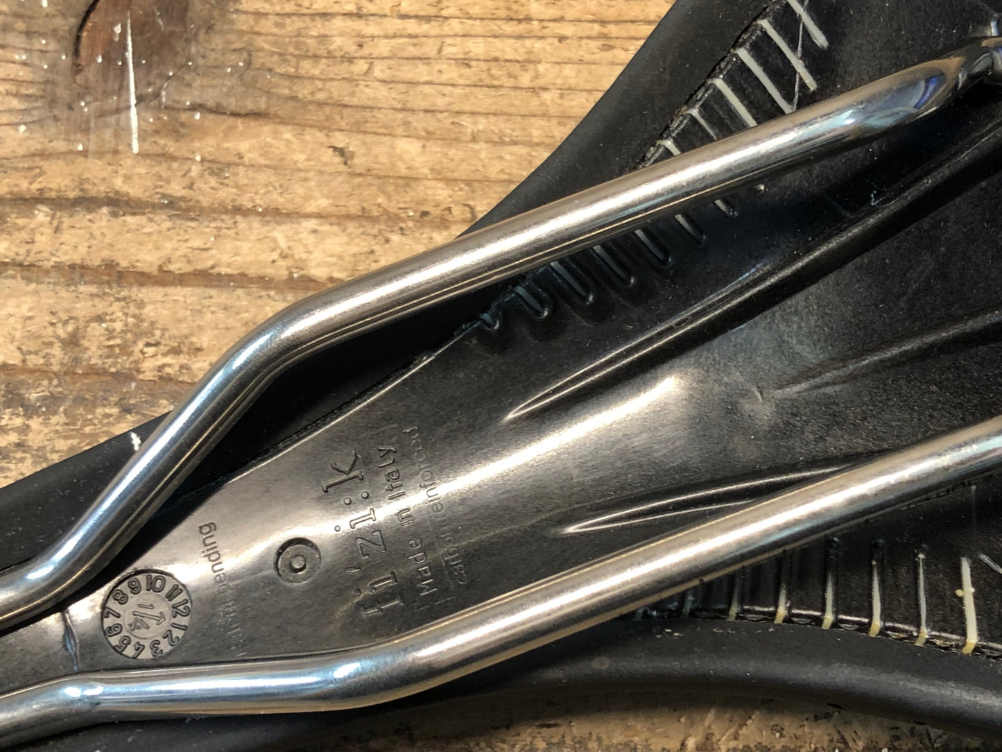 JD057 フィジーク fizik アリオネ ARIONE VSX サドル kiumレール 実測133mm