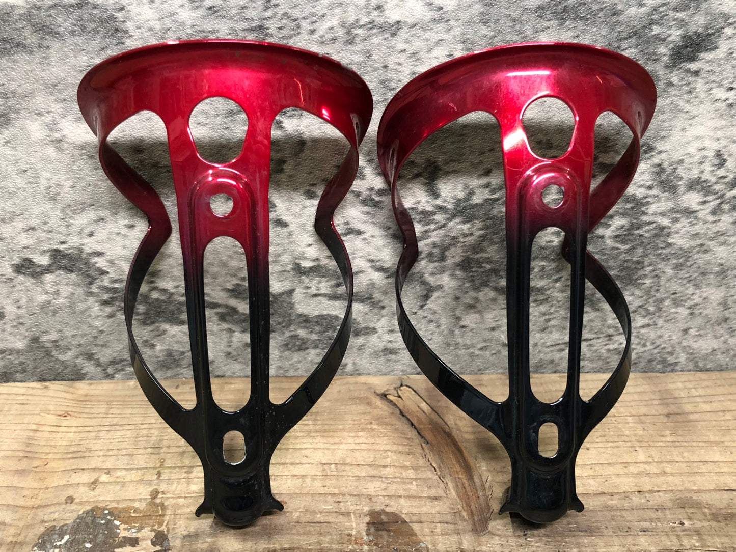 IX980 スパカズ SUPACAZ Flycage Ano アルミ ボトルケージ ペア 黒赤