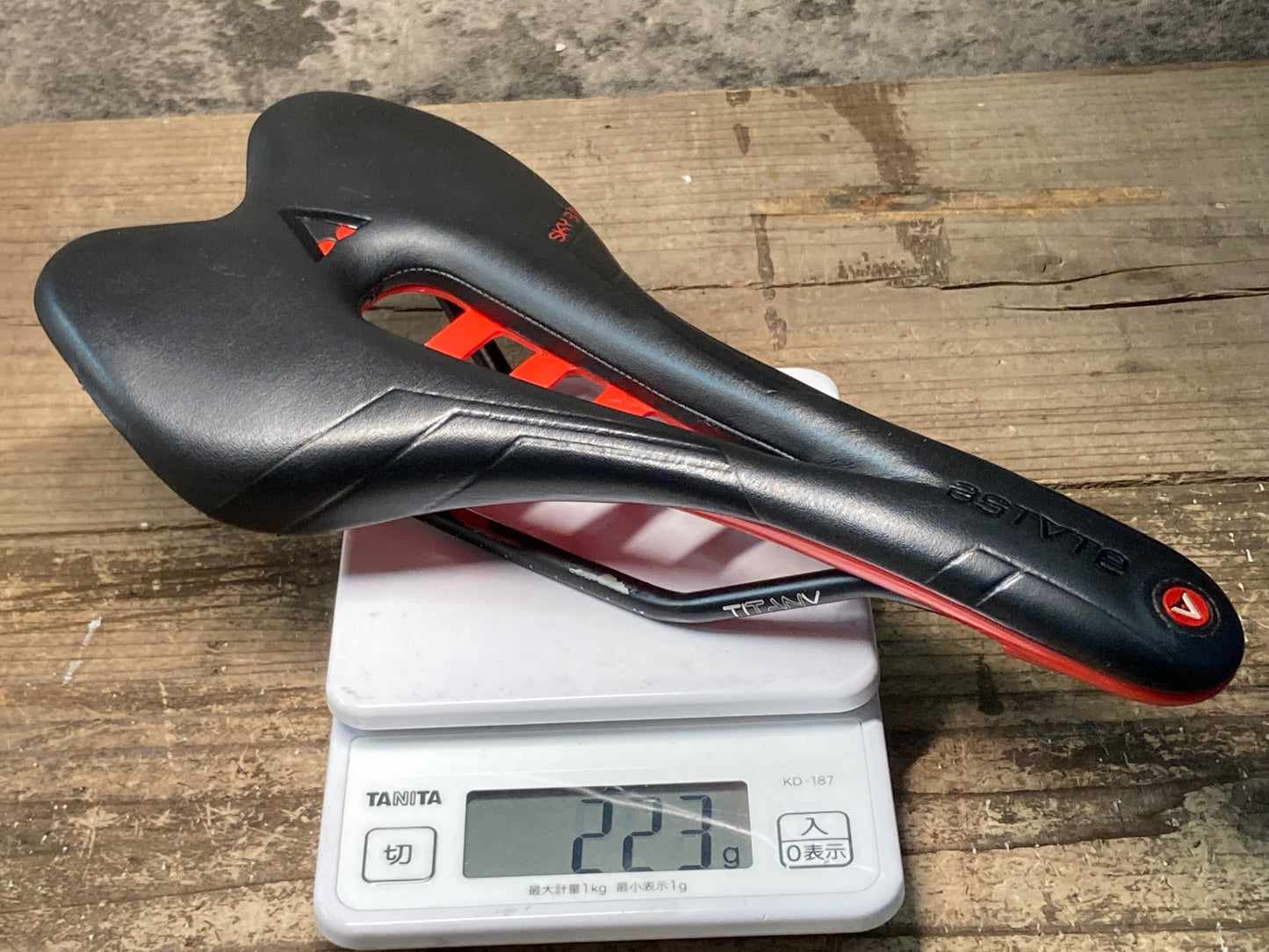 IY963 アスチュート ASTVTE SKY3.0 サドル 黒 TITANVレール