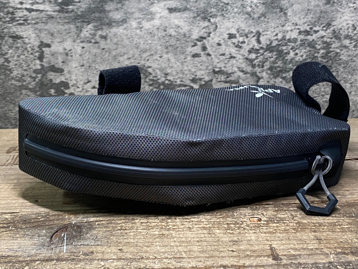 IR881 アピデュラ APIDURA EXPEDITION TOP TUBE PACK トップチューブバッグ 1L グレー