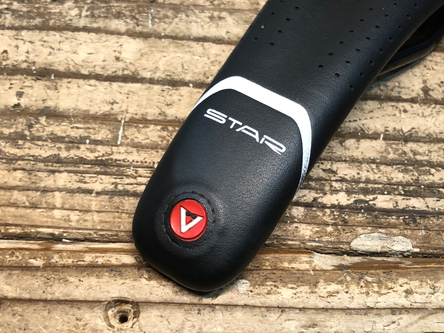 JA426 アスチュート ASTVTE STAR サドル 黒 赤 TITANVレール