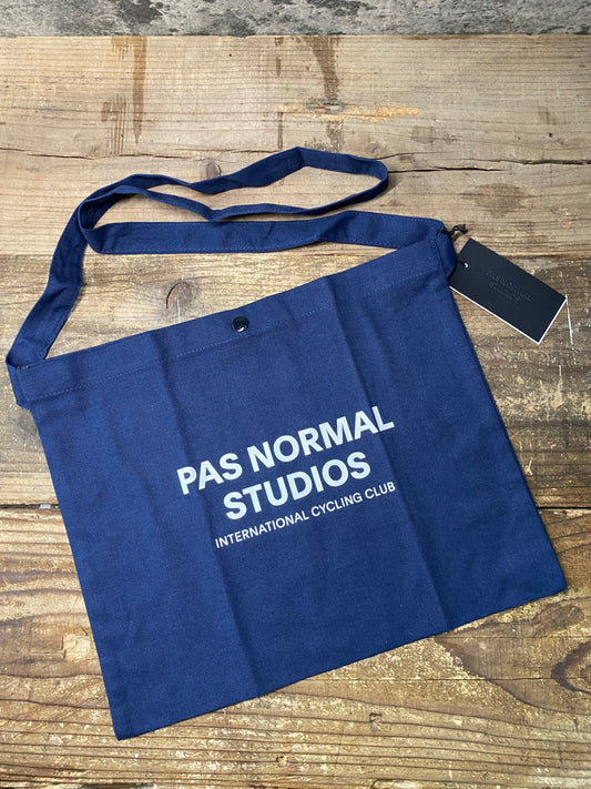 IN386 パスノーマルスタジオ PAS NORMAL STUDIOS Musette Navy サコッシュ 紺