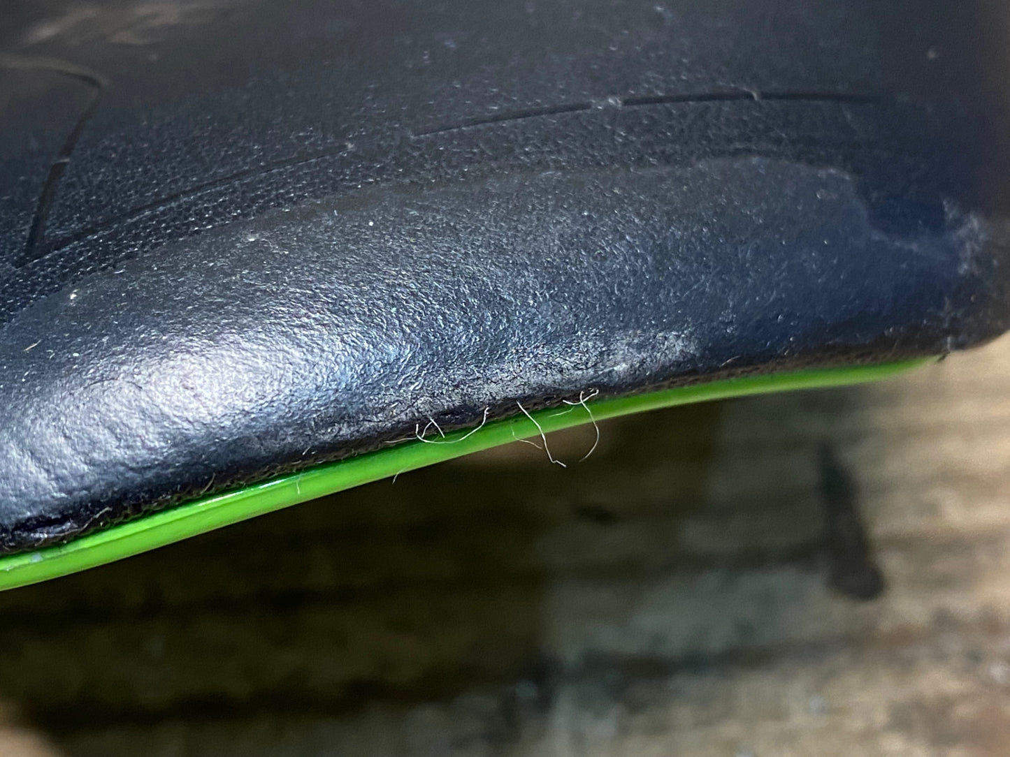 IY062 アスチュート ASTUTE SKYLITE VT サドル 黒 緑 138mm CARBONIOレール