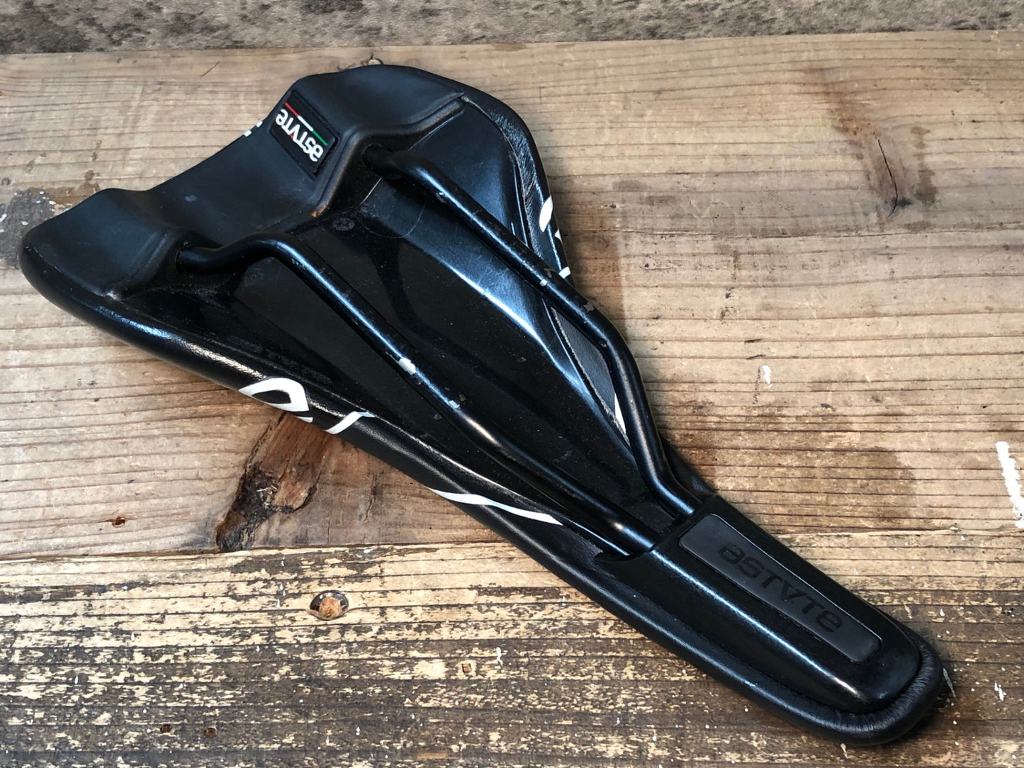 IU261 アスチュート ASTUTE RUSH SR サドル 黒 TITANV レール