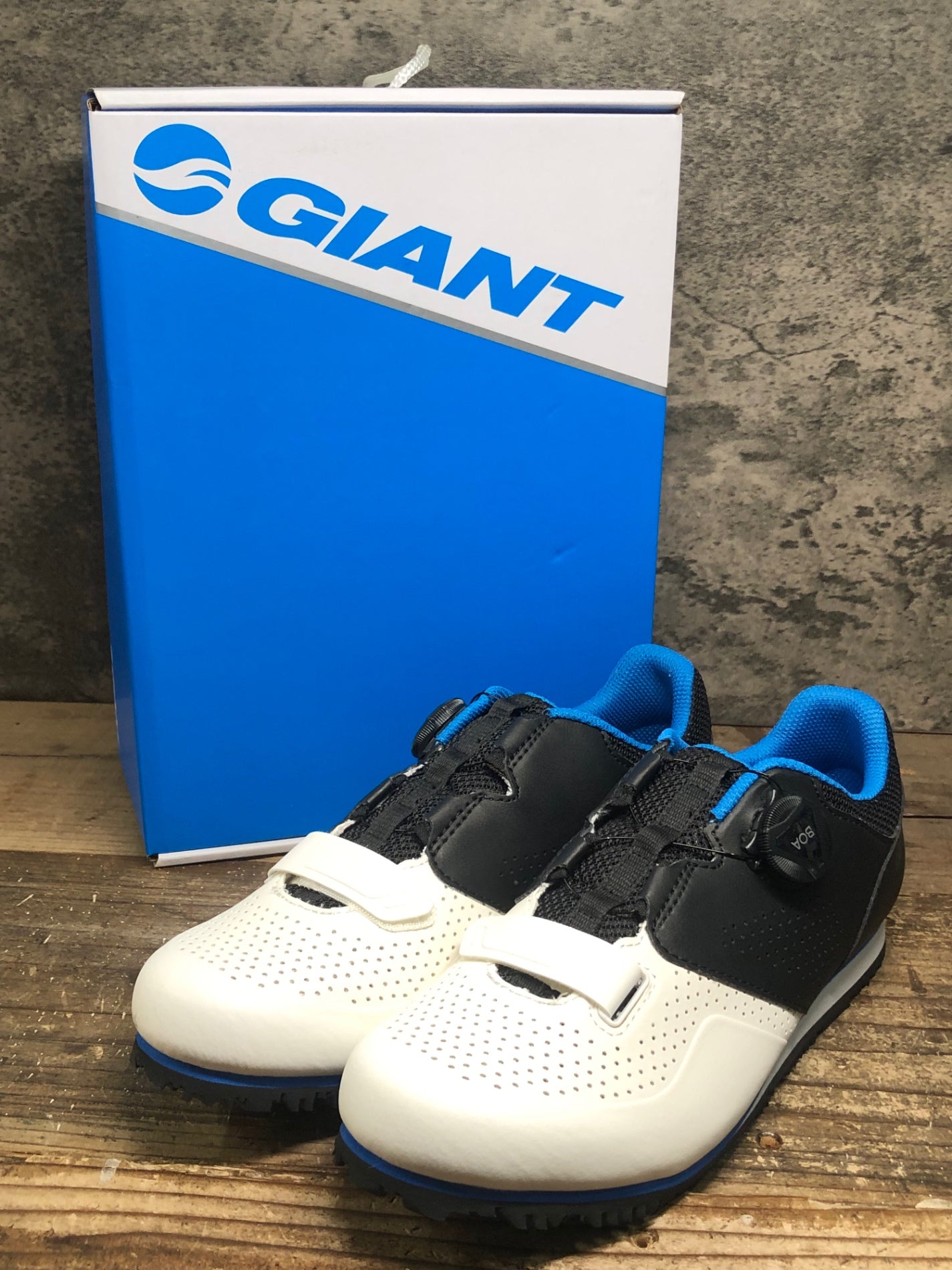 IV978 ジャイアント GIANT PRIME 2018 フラットシューズ 白黒 EU41