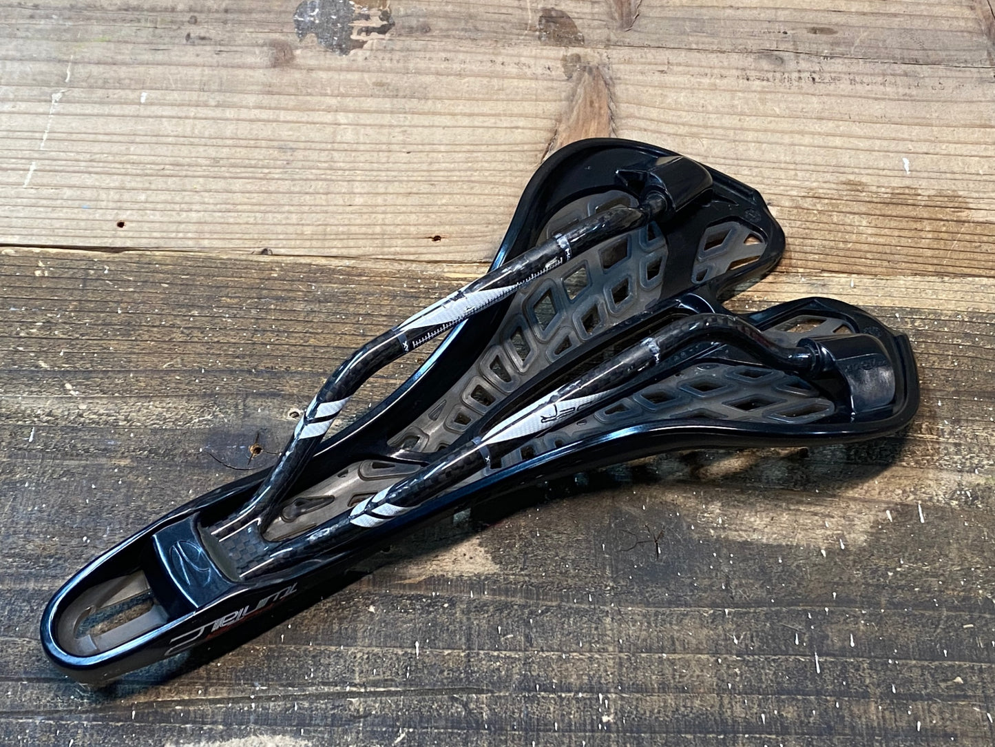 IQ586 タイオガ TIOGA Spyder TwinTail 2 サドル カーボンレール グレー