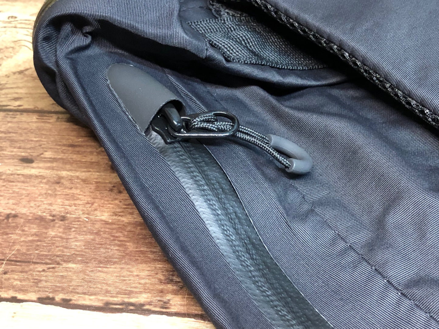 IJ991 R250 防水スクエアバックパック 黒