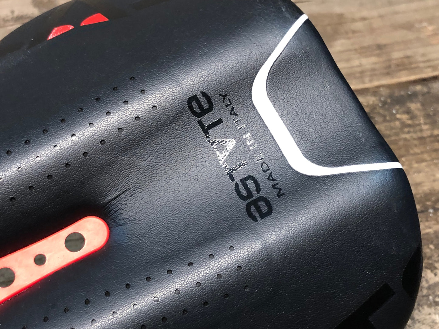 JA426 アスチュート ASTVTE STAR サドル 黒 赤 TITANVレール