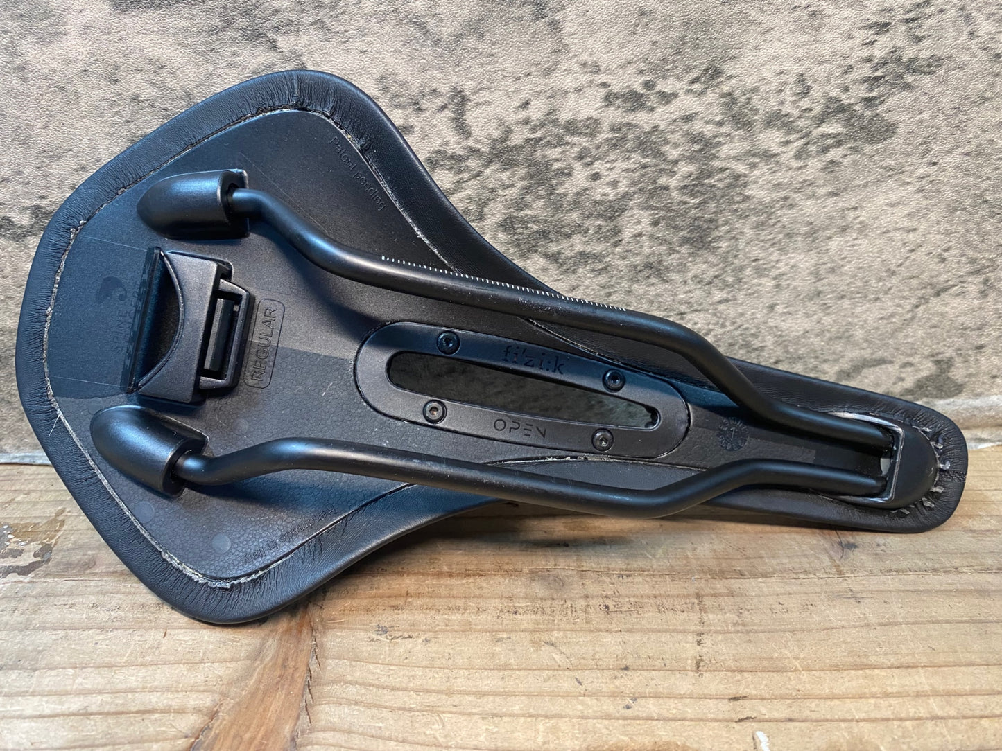 IT378 フィジーク FIZIK アンタレス ANTARES R5 OPEN REGULAR サドル 黒