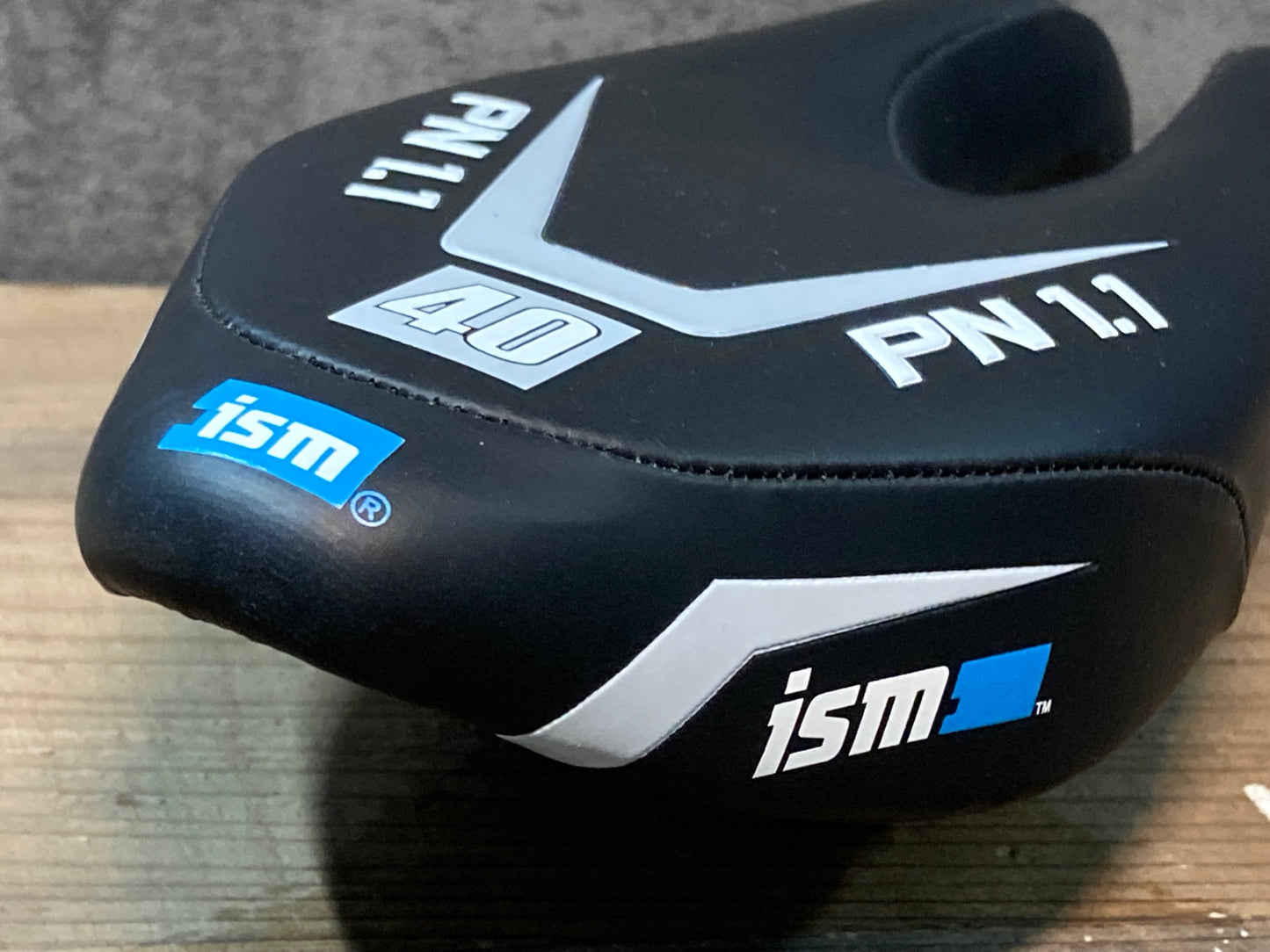 IN425 ISM PN1.1 サドル ブラック