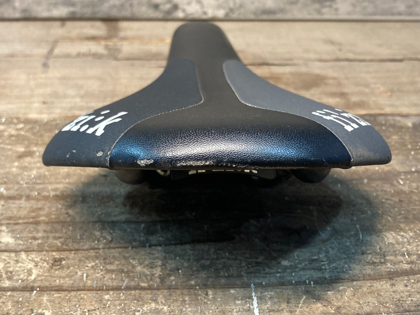 IM994 フィジーク fizik アンタレス ANTARES R3 サドル 黒 座面たわみ