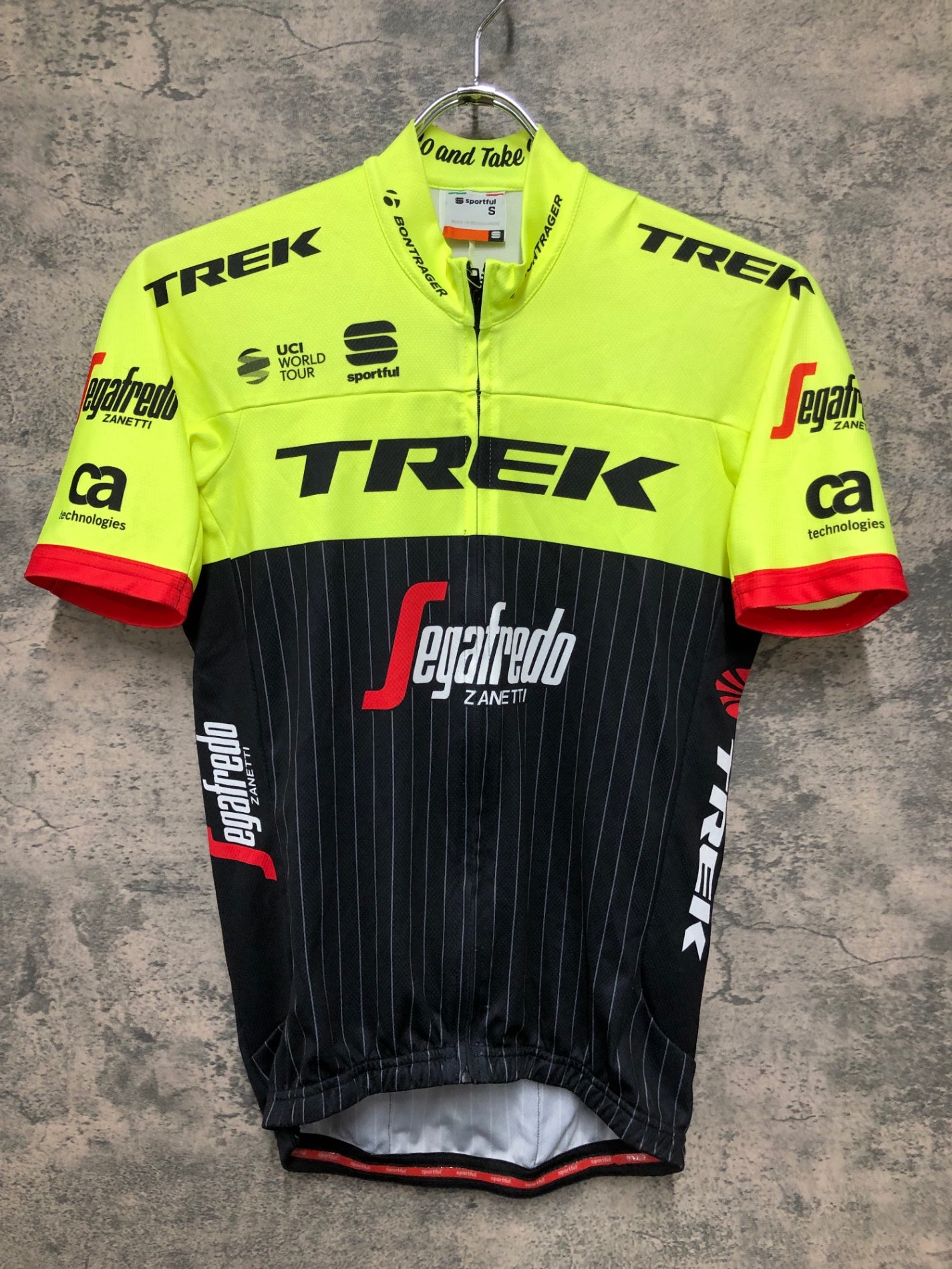 IZ889 スポーツフル sportful 半袖 サイクルジャージ 黒 黄 S TREK Segafredo