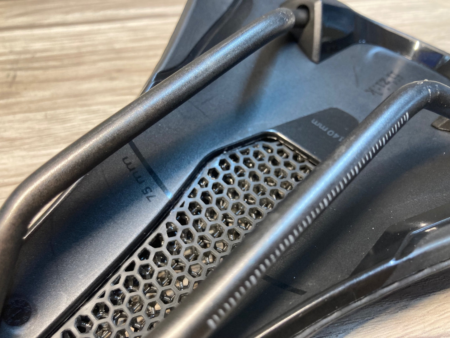 IX025 フィジーク Fizik Vento ARGO Adaptive R3 3D サドル 140mm