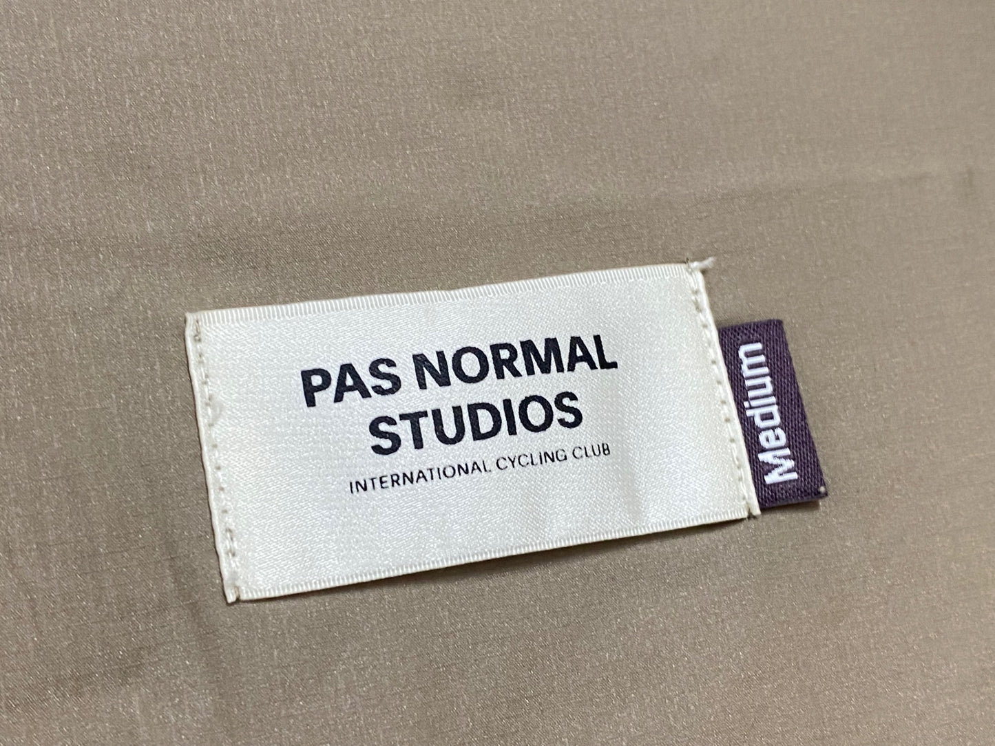 JD967 パスノーマルスタジオ PAS NORMAL STUDIOS R.T.N. フーディ 長袖 ウィンドブレーカー サイクルジャケット 薄茶 M