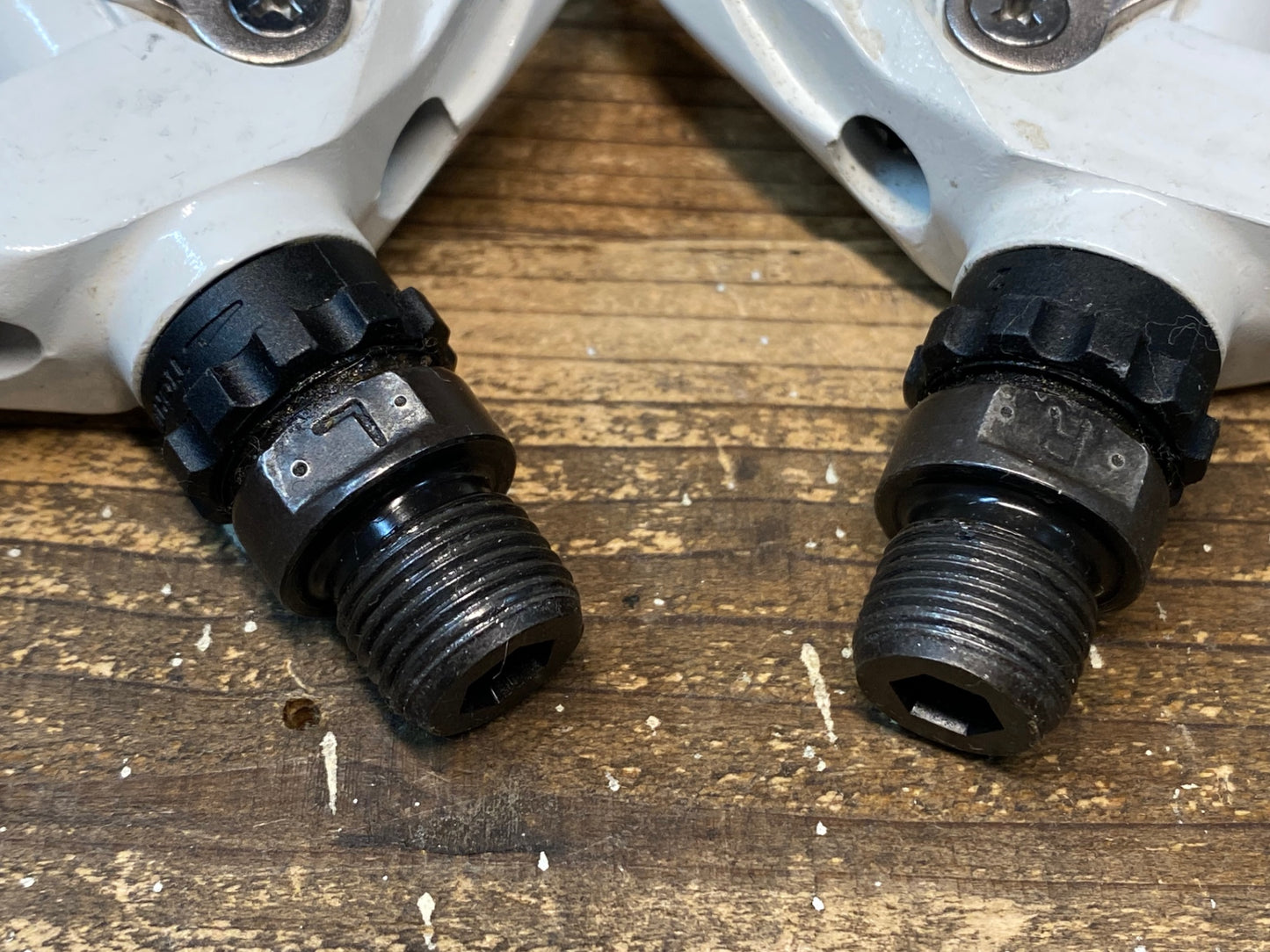 IY292 シマノ SHIMANO PD-M530 ビンディングペダル SPD 両面 白