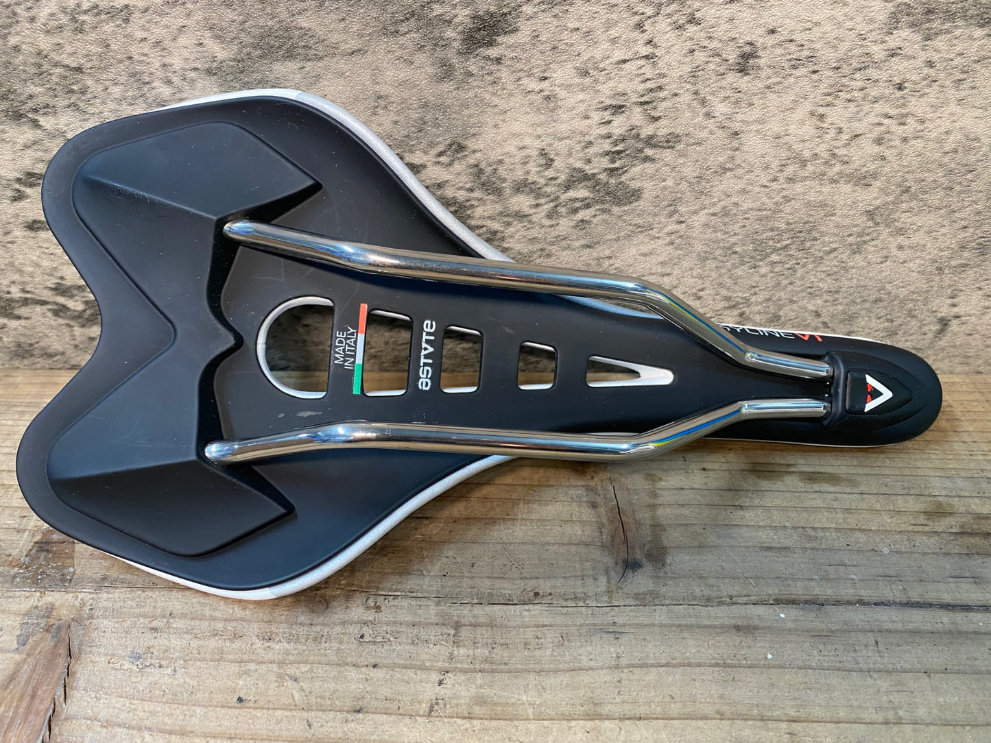 IY757 アスチュート ASTVTE スカイライン SKYLINE VT サドル TITANVレール 白 実測138mm