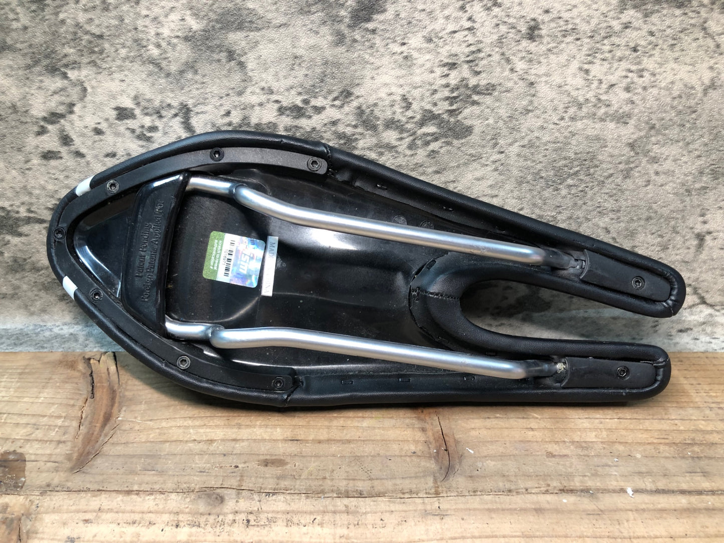 IO356 ism PN1.1 40 サドル 黒