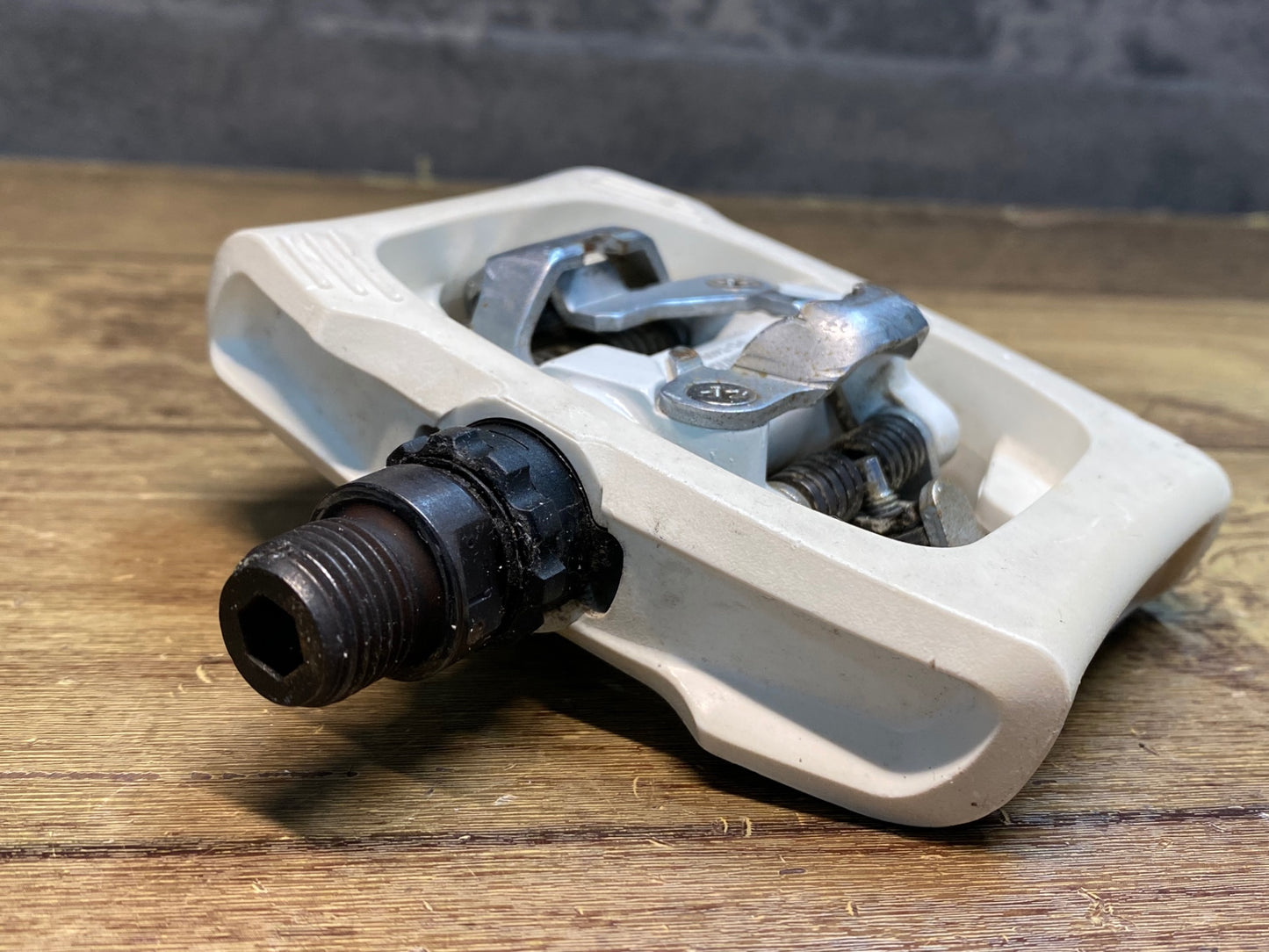 IZ017 シマノ SHIMANO PD-T400 ビンディングペダル 両面 SPD 白