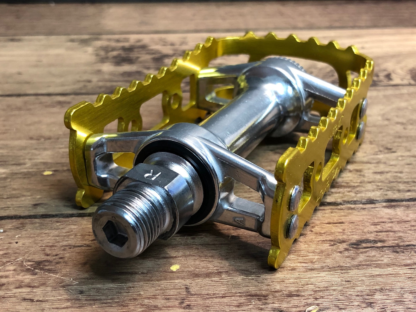 IQ621 三ヶ島 MKS BM-7 フラットペダル ゴールド 未使用品