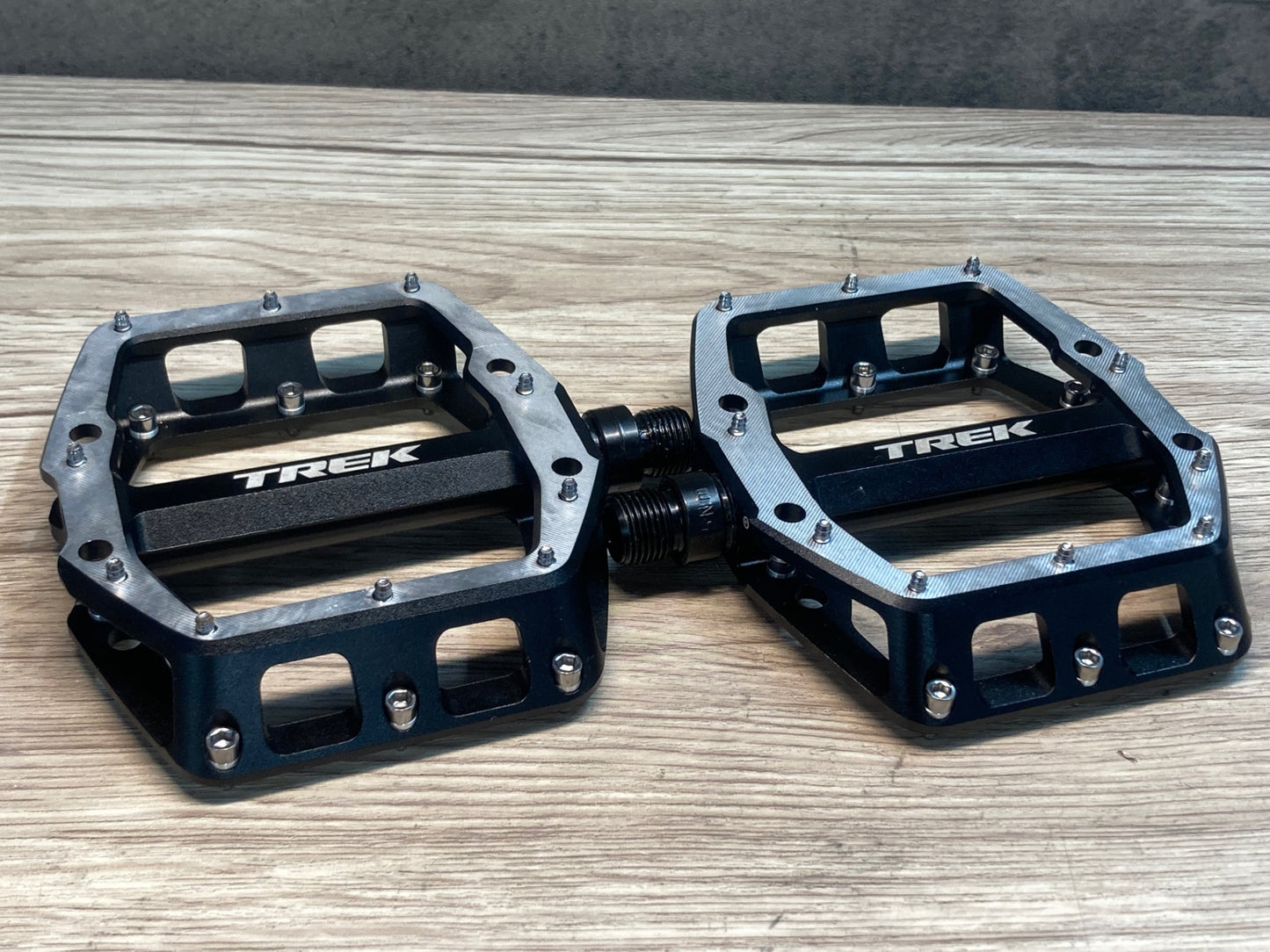 IX277 トレック TREK LINE PRO フラットペダル 黒 シルバー