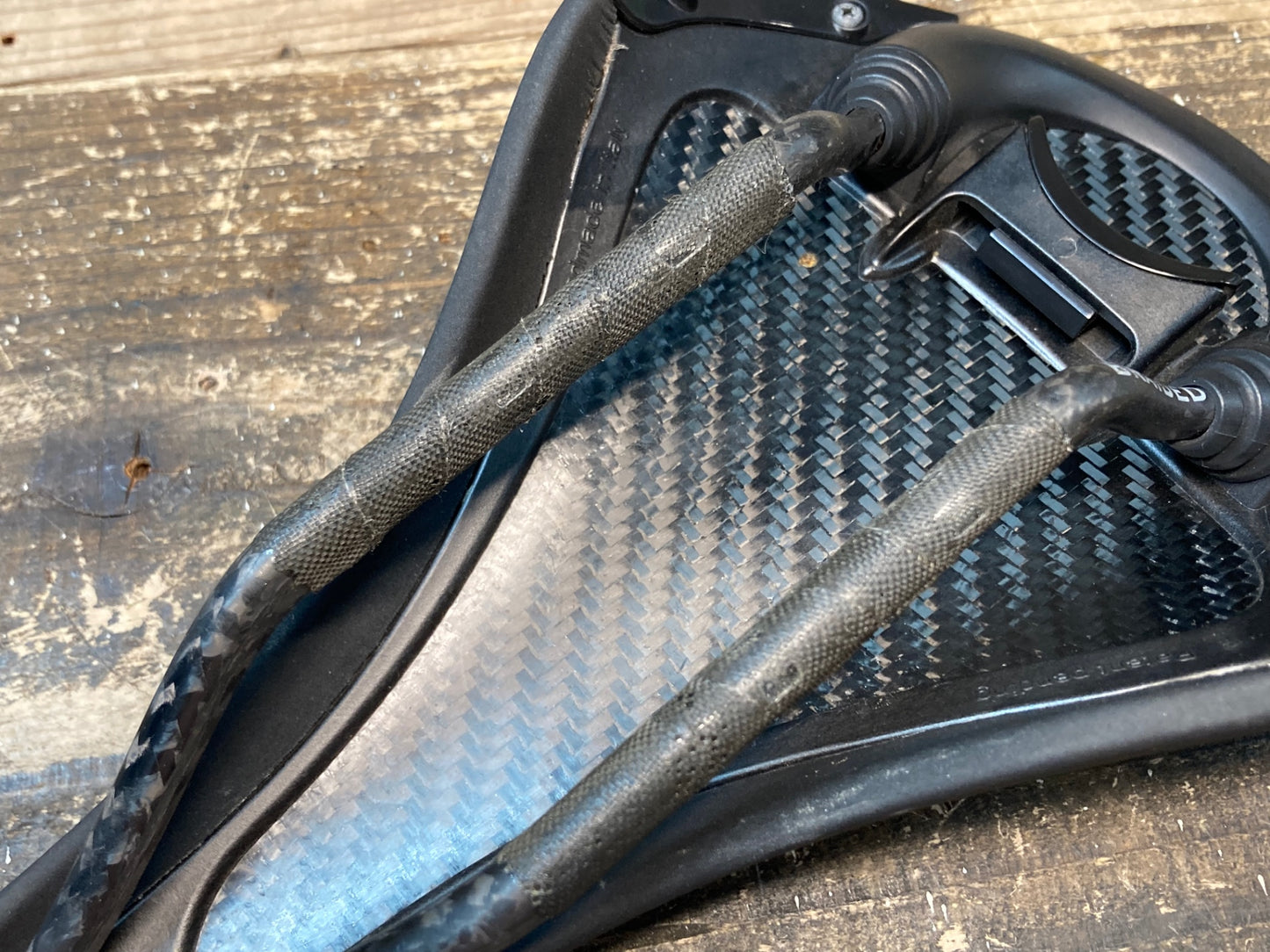 IU660 フィジーク fizik アリアンテ ALIANTE R1 サドル 黒 136mm BRAIDE カーボンレール