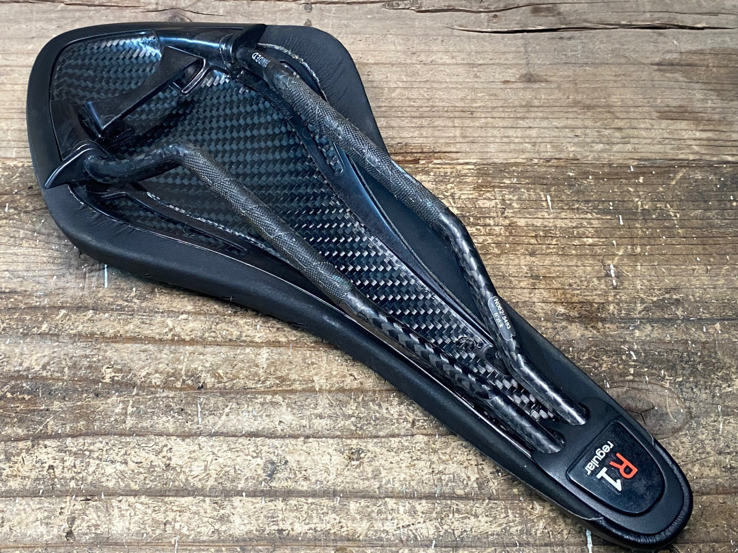 IW564 フィジーク fizik アリオネ ARIONE R1 REGULAR サドル BRAIDED カーボンレール