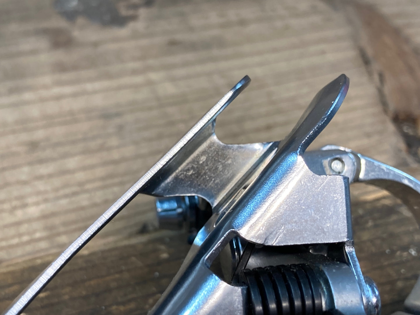 IN915 シマノ SHIMANO 105 FD-1050 フロントディレイラー バンド式 Φ31.8